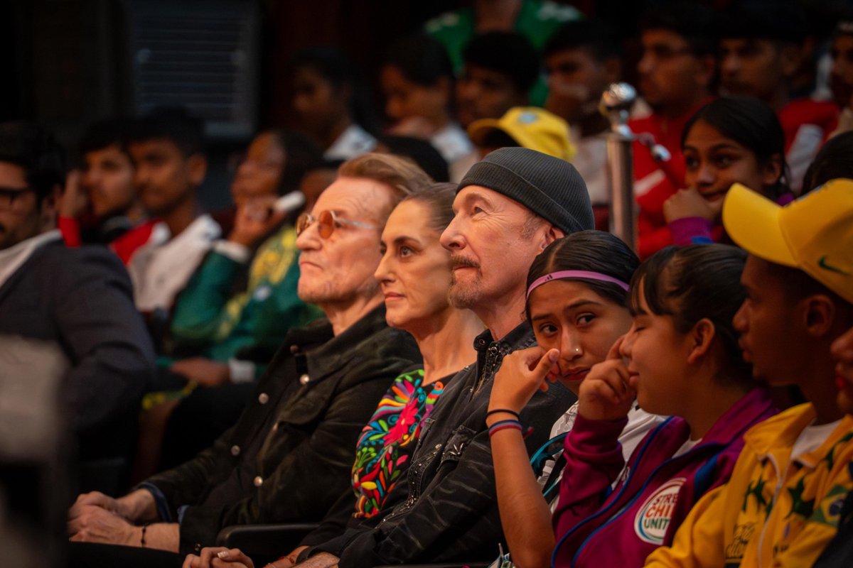 U2 Chile tweet media