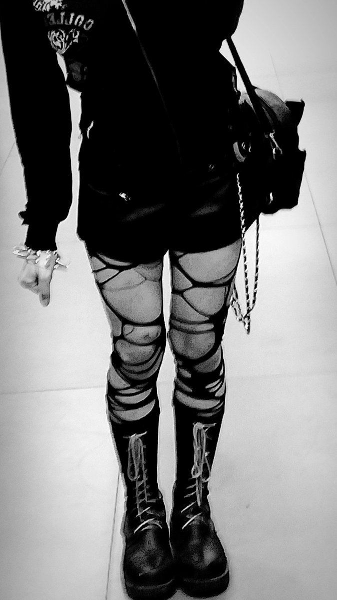headpilled's tweet photo. Okay so like when did my thighs manage to slim down like this I didn't think my meth abuse was THAT bad LMFAO https://t.co/Xokbv9kSbj