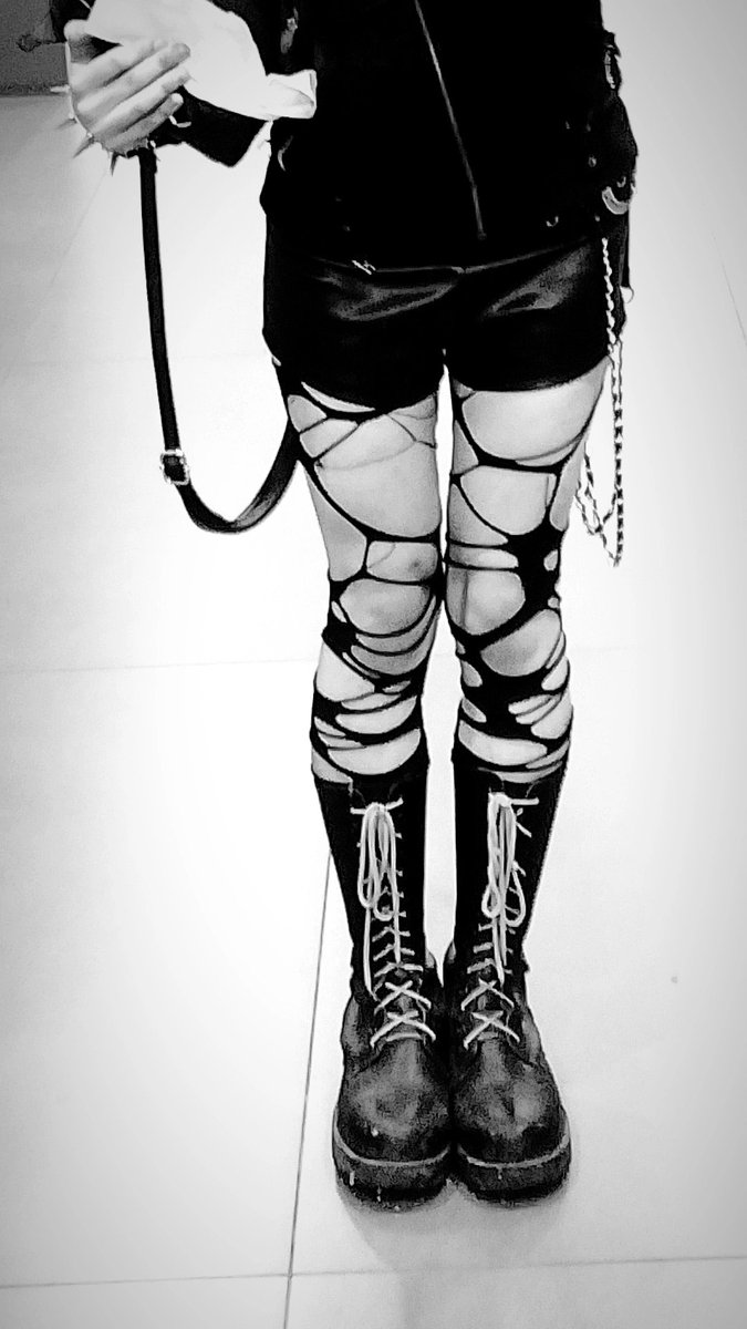 headpilled's tweet photo. Okay so like when did my thighs manage to slim down like this I didn't think my meth abuse was THAT bad LMFAO https://t.co/Xokbv9kSbj