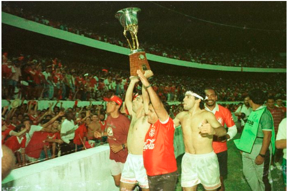 a_esportivo's tweet photo. Histórico do Inter contra os adversários possíveis na Copa do Brasil:

- De um lado, temos históricos fregueses em mata-mata como Vasco, Corinthians, Grêmio, Cruzeiro e Santos. 

- Sendo que os quatro últimos são fregueses inclusive na Copa do Brasil): Grêmio caiu em 1992, Cruzeiro em 2019 nas semifinais e o Santos 3x: 1997, 2002 e 2016. 

- O Corinthians tem mais eliminações que classificações (caiu em 1992 e 2017), mas tem a seu favor o título em 2009 no Beira-Rio. 

- Porém temos do outro 4 dos 6 times com melhor retrospecto contra o Inter na Copa do Brasil: Vitória (3x), Athletico, Atlético/MG e Juventude (2x cada) nunca foram eliminados pelo Inter, totalizando 9 das 30 eliminações em Copas do Brasil. 

- Pra piorar, Athletico e Juventude ainda ganharam os títulos quando nos eliminaram, com direito ao CAP dar volta olímpica no Beira-Rio e o Ju enfiar 4x0 também no Beira-Rio numa semifinal. 

- Além deles, Ceará e América/MG são os outros que nunca foram eliminados pelo Inter em um mata-mata e venceram mais de um (o Coelho já eliminou 3x). 

- Sim, Vitória e América/MG são os times que mais eliminaram o Inter na história. 

- Apenas 9 das 30 eliminações coloradas em uma Copa do Brasil foram por times do G12.

- Contra o Flu o duelo está empatado em 1x1: 1992 vs. 2025.  Igual contra o Remo: 2003 e 2014 (obrigado, Marcel pela correção). 

- Em 2008, o Inter eliminou a Chapecoense (obrigado @Skolorados pela correção). 

- O Inter pegou ainda o Fortaleza uma única vez e foi eliminado (2001, obrigado Fernando Cardozo). 

- O Inter nunca enfrentou o Mirassol em um mata-mata.