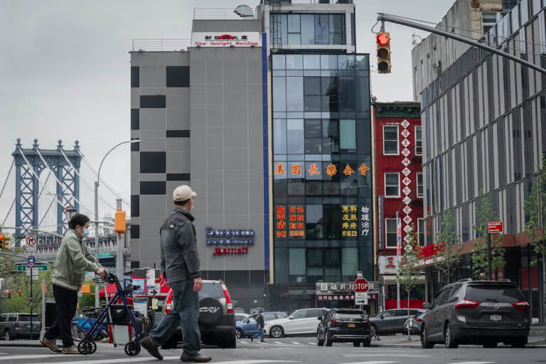 L_ThinkTank's tweet photo. [ 🇺🇸 ÉTATS-UNIS | 🇨🇳 CHINE ]

🔸 Un homme a été reconnu coupable aux États-Unis pour avoir dirigé un « commissariat de police » chinois clandestin à New York, utilisé pour surveiller et intimider des dissidents, selon le ministère de la Justice, et encourt jusqu’à 30 ans de prison

D’après les autorités américaines, cette structure agissait pour le compte du ministère chinois de la Sécurité publique dans le cadre d’un réseau mondial visant notamment à localiser et faire pression sur des opposants à l’étranger

L’affaire s’inscrit dans un phénomène plus large déjà signalé dans plusieurs pays, tandis que Pékin nie toute illégalité et affirme respecter le droit international