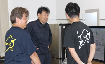 mod_kitakanDB's tweet photo. 5月11日に池田局長、13日に加藤次長が、硫黄島において実施されている #空母艦載機着陸訓練 ( #FCLP )を視察しました。その際、 #北関東防衛局 が設置した現地支援室を訪れ、支援室員を激励及び状況報告を受けました。 当局は、FCLP の円滑な実施に向け、引き続き支援に取り組んでまいります。 https://t.co/45ZWEADkDd