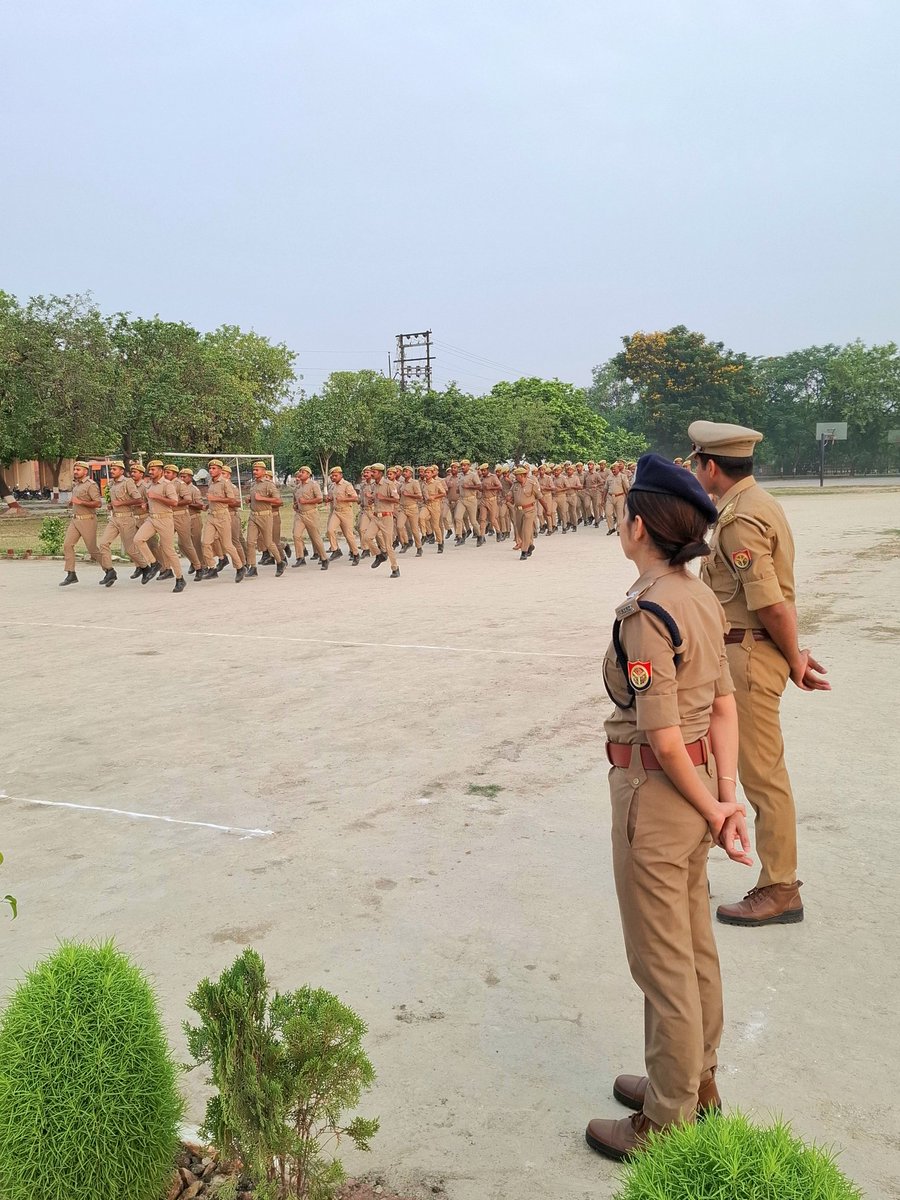 co37pacup's tweet photo. दिनांक 15.05.2026 को उपसेनानायक
महोदया श्रीमती तनु उपाध्याय (AdSP) द्वारा परेड ग्राउंड में "शुक्रवार की परेड" की सलामी ली गयी।
तत्पश्चात परेड का निरीक्षण करते हुए पुलिसकर्मियों को अनुशासन एवं एकरूपता के साथ सुसंगठित ढंग से परेड करायी गयी।
#Policeofficer #policetraining #Uppolice https://t.co/alKck7yUCl