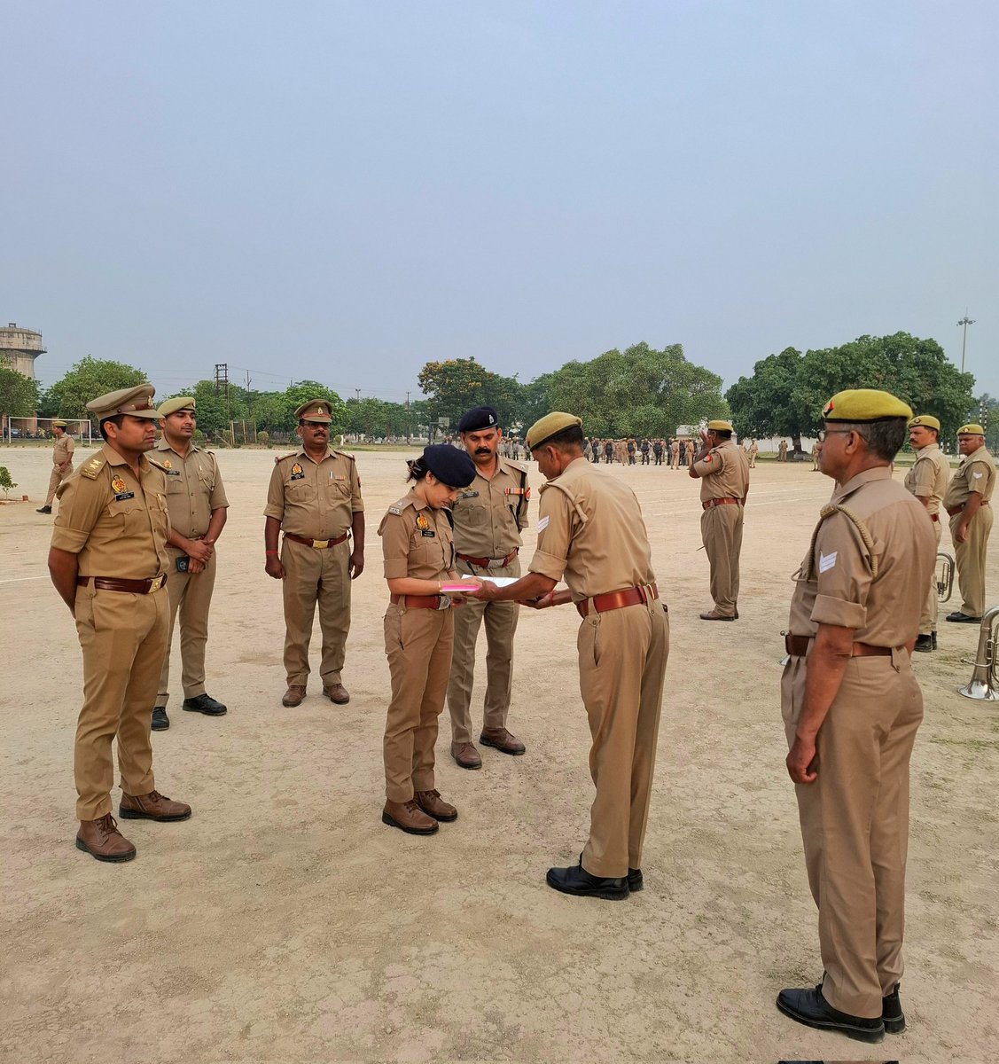 co37pacup's tweet photo. दिनांक 15.05.2026 को उपसेनानायक
महोदया श्रीमती तनु उपाध्याय (AdSP) द्वारा परेड ग्राउंड में "शुक्रवार की परेड" की सलामी ली गयी।
तत्पश्चात परेड का निरीक्षण करते हुए पुलिसकर्मियों को अनुशासन एवं एकरूपता के साथ सुसंगठित ढंग से परेड करायी गयी।
#Policeofficer #policetraining #Uppolice https://t.co/alKck7yUCl