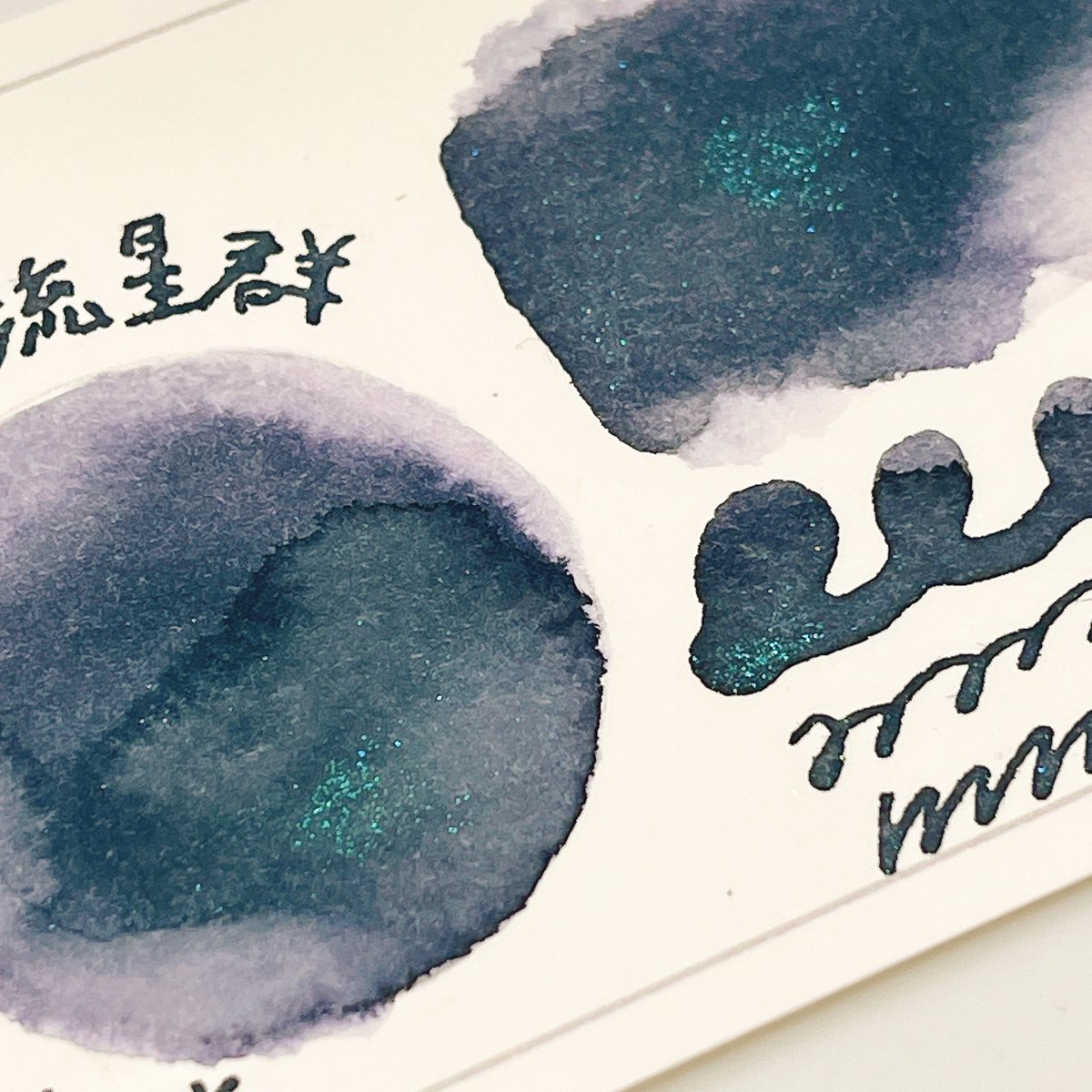 lifestyle_ka_ku's tweet photo. ISETAN文具 書くことの魅力展

おしながき
先行販売「船の上の流星群～通常バージョン」

星降る夜にだけ、そっと現れる不思議な船。 月明かりに満ちた、夜空に照らされた船の上では 星たちだけの真夜中のパーティー。

※文具女子博とはラメ配合が違います。

#書くことの魅力展2026kaku https://t.co/OkbwQ3WBOs