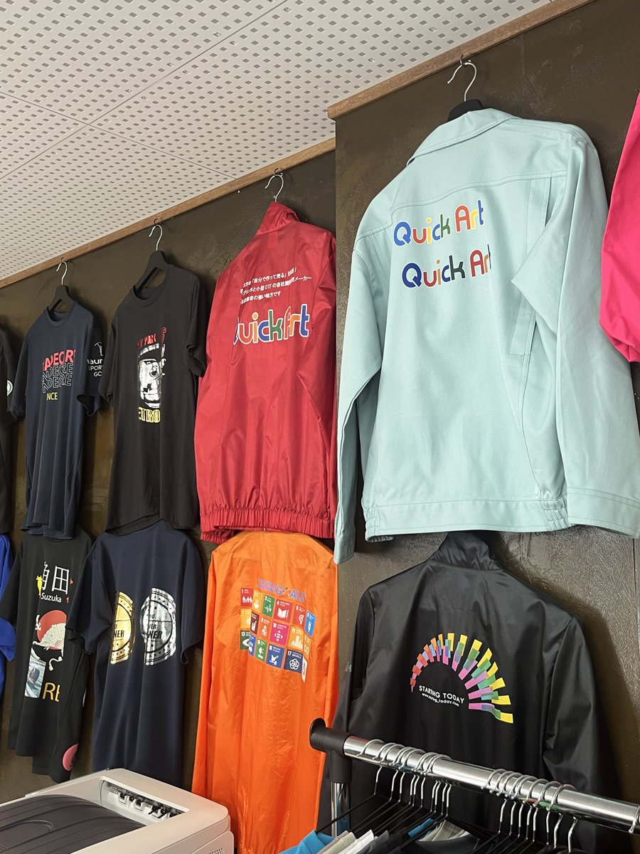 quickart99's tweet photo. 1ヶ月程片付けてましたがやはり何か物足りないので壁にプリントTシャツかけました👕これで来週からのお客様対応の準備整いました😌午後も頑張りましょう💪

#白トナープリント
#Ｔシャツプリント
#DTF
#DTFプリント https://t.co/1n3zalqrcp