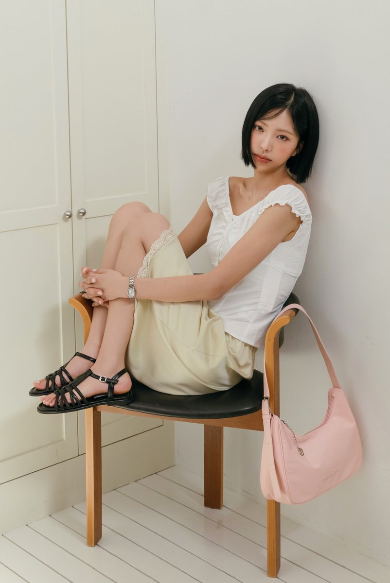 MACMOC_JP's tweet photo. 【PIAO 🎀 with KIM GOEUN】

ときにはフェミニンに、ときにはカジュアルに。 
気分に合わせて表情を変える PIAO(ピオ) ✨

自由にクロスできるストラップが、コーデのアクセントにぴったり！

定番のデイリーカラーはもちろん、 
おしゃれ上級者なオリーブやバターカラーまで🎨 
「今日はどれにしよう？」って迷うのも楽しい🤍

#MACMOC #キムゴウン #韓国ファッション #夏サンダル #大人可愛い #Kimgoeun