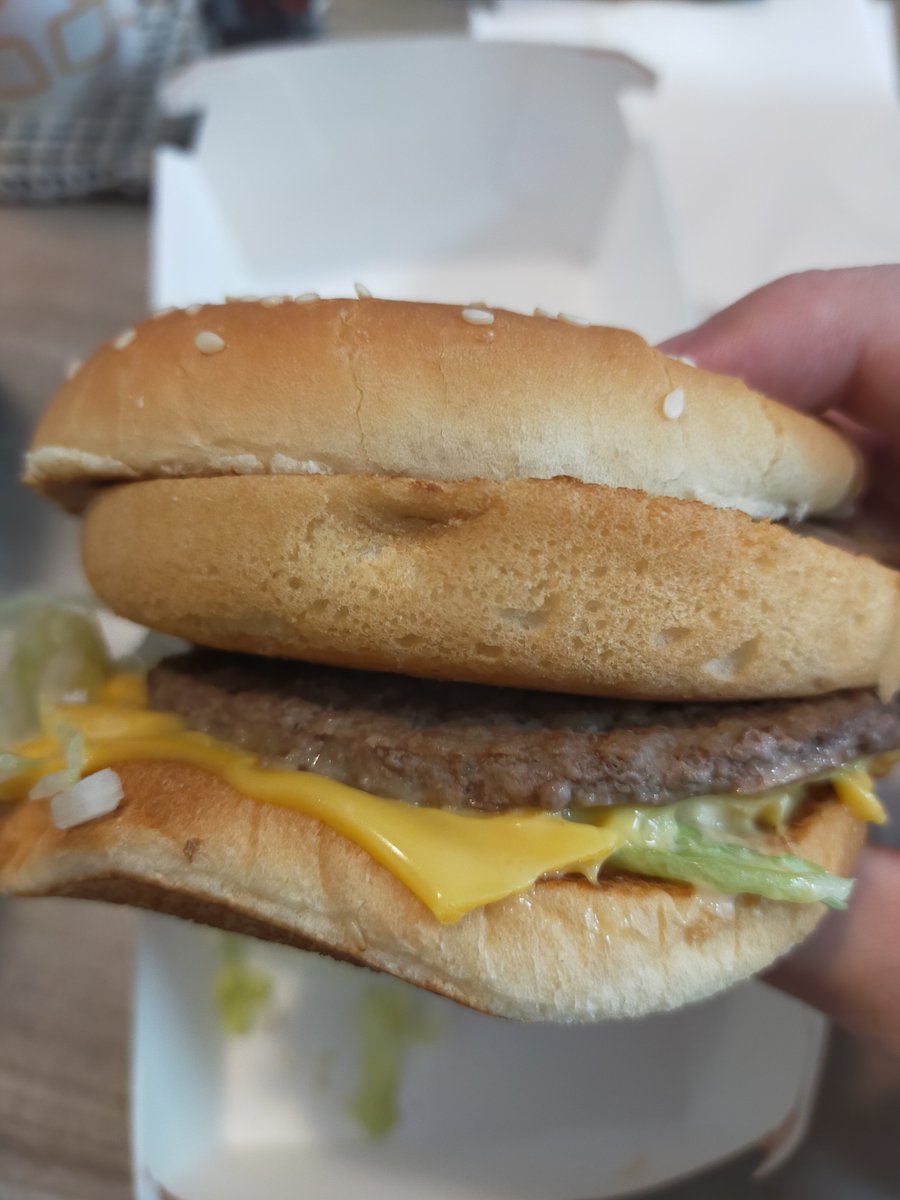 T_Nandaimon's tweet photo. なんか俺のビッグマック真ん中と下段のバンズ入れ替わってて草 https://t.co/dpdnFr3lyx