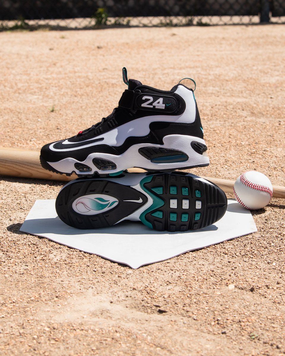Foot Locker tweet media