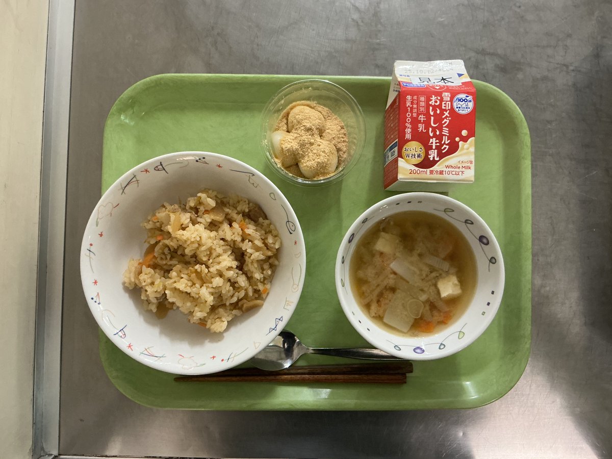 azabues's tweet photo. 2026/5/15   今日の給食は牛乳、キムタクごはん、豚汁、きな粉白玉団子です。今日は長野で誕生した料理でキムタクとはキムチとたくわんのことで塩尻市の栄養士さんが考案しました。長野は漬物文化が発達していますが子供たちの漬物離れが進み、おいしく漬物を食べてほしいという思いから作られました。 https://t.co/wDDsC8jDc8