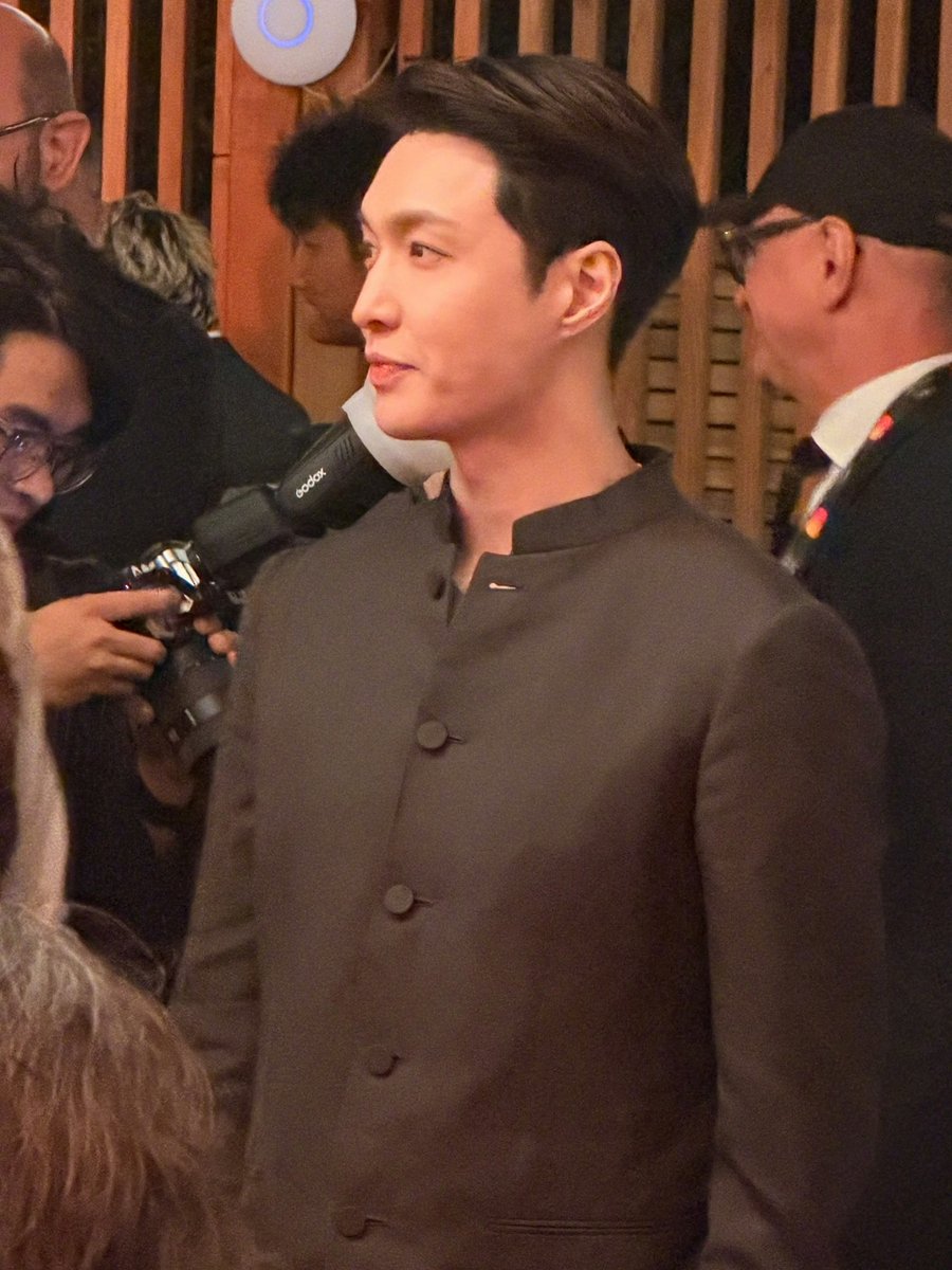 Amorita91's tweet photo. 🤎✨@layzhang #LAY_Cannes2026
#LAYxMagicLab https://t.co/HWJRyyzoka