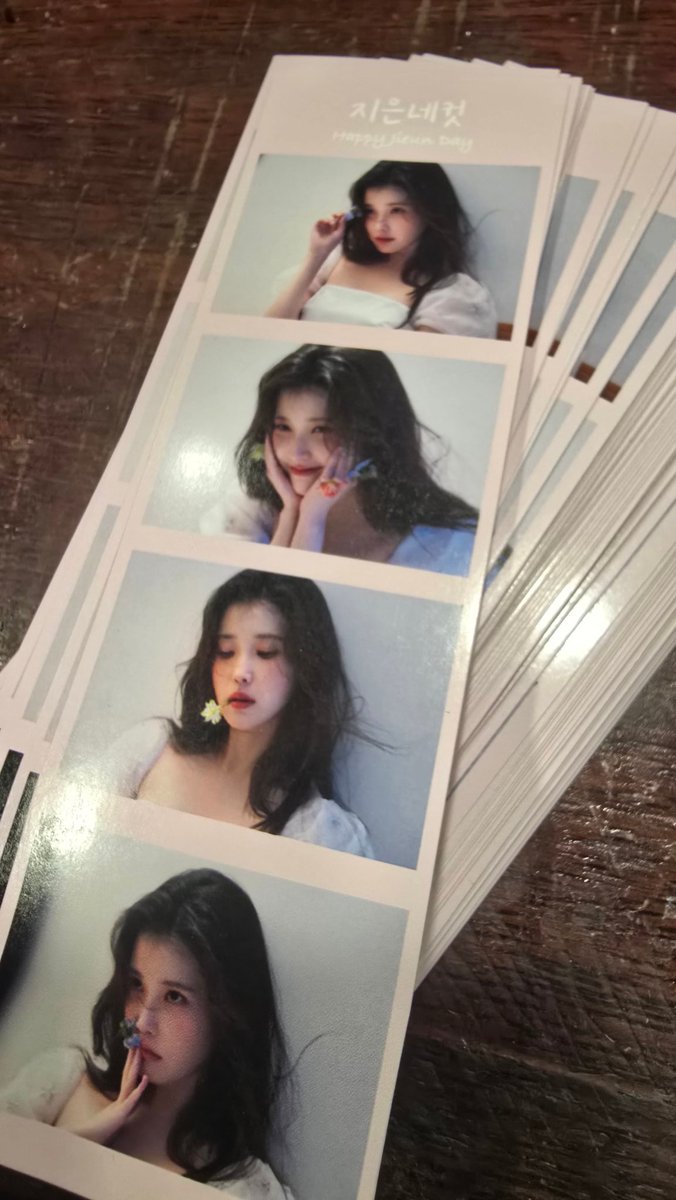 sinchonrobin's tweet photo. 새로 올라온 사진이 너무 예뻐서 지은네컷으로 만들어 봤어요. 

생카 동안에도 계속 만들고 있어요. 홀로그램 스티커지는 접착제가 묻어나서 작두를 수시로 닦으면서 한 장씩 작업해야해서 좀 더뎌요. 

그래도 갓 만든 걸 받고 좋아하시는 유애나분들을 보면 신나네요.^0^/ https://t.co/hD9arTXS0k