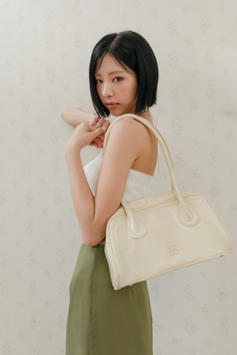 MACMOC_JP's tweet photo. 【PIANA 👜 with KIM GOEUN】

いつものコーデを格上げしてくれる PIANA(ピアナ) 🎀

たっぷり入る収納力と、しっかりしたストラップ。 
カジュアルなのに上品さが漂う、大人のためのバッグです✨

オンオフ使えるクリーム＆ブラック、 
さらに、コーデの主役になる魅力的なワインカラーまで🍷

あなたにぴったりのカラーを公式サイトで見つけてね！

#MACMOC #キムゴウン #韓国バッグ #デイリーバッグ #大人カジュアル #Kimgoeun