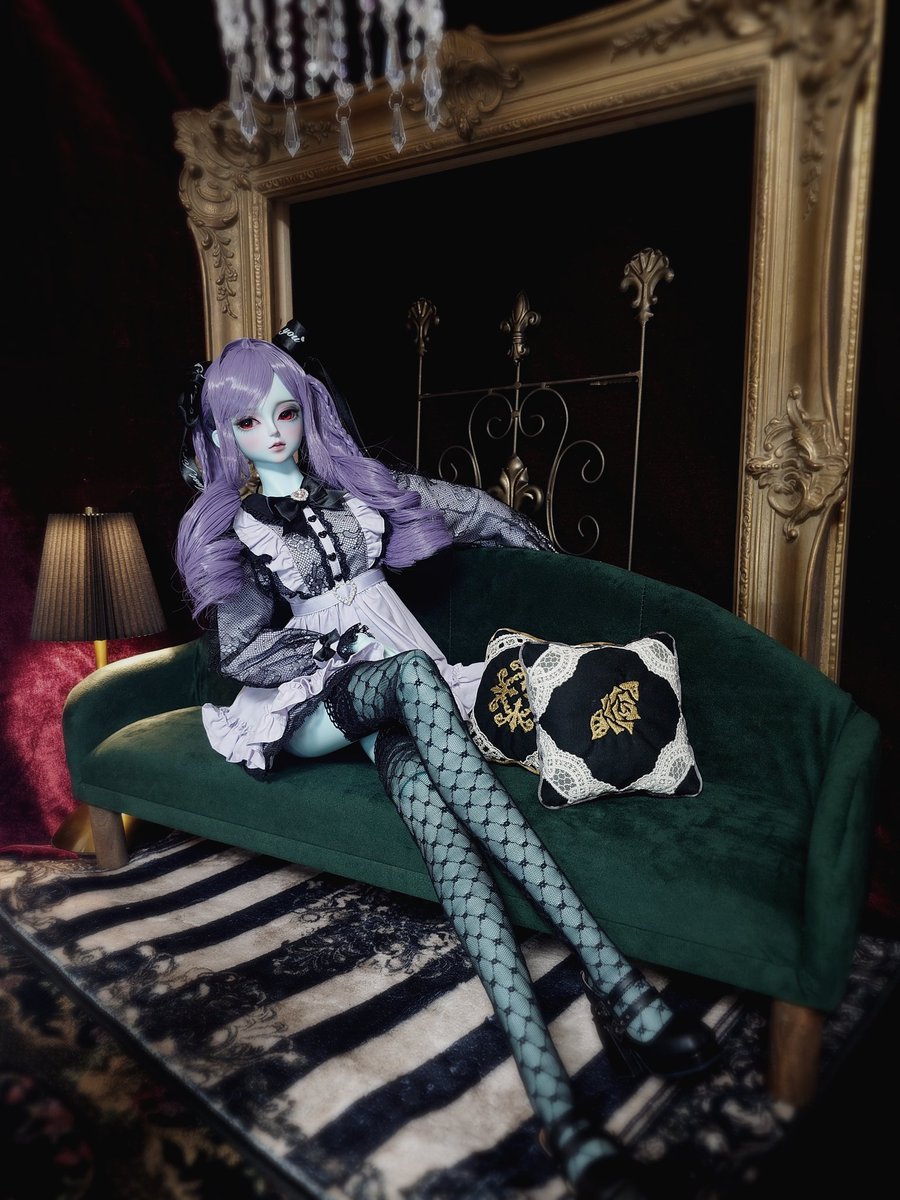 ivivi666's tweet photo. サリュのプティモンドの1/3サイズのインテリアソファとluts60センチサイズのドール比較。
足なっが！顔ちっさっ!!!圧倒的スタイルの良さ!!!!
#lutsdoll
#ちみまみれ https://t.co/RNpTJJXrnz