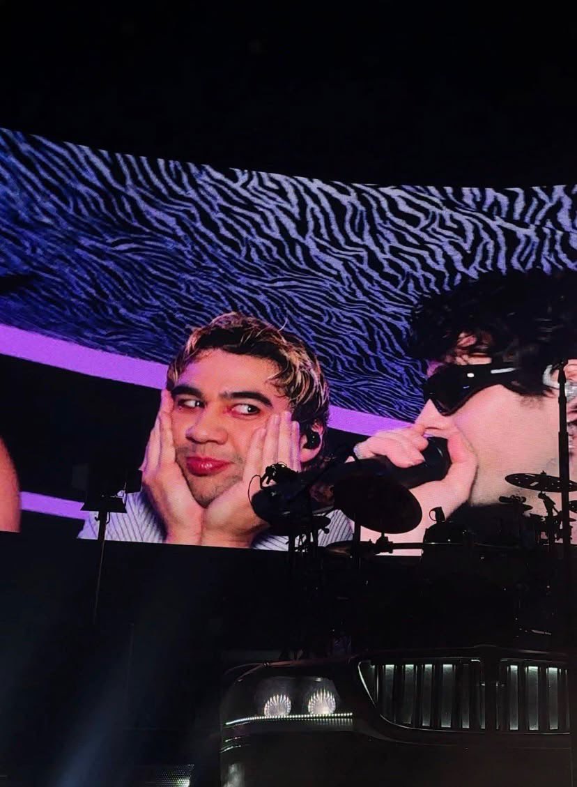 LRHsideeffects's tweet photo. Muke this cashton this what about Cake??? https://t.co/NB0EPQ611y