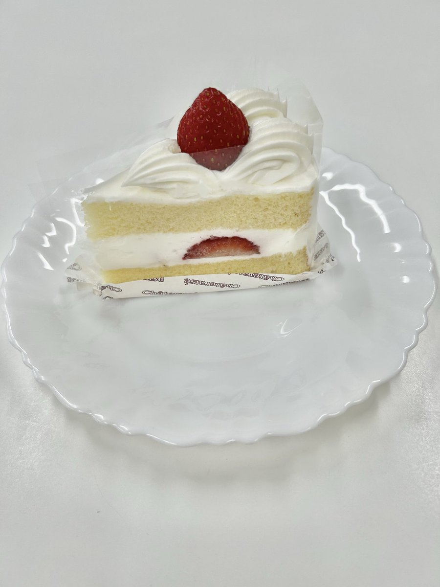Az9d37K's tweet photo. 昨日は誕生日だったので、作業所がお寿司とケーキを買ってきてくれました。
お寿司は写真を撮るの忘れたのでケーキだけ。 https://t.co/tSK2DNoB4r