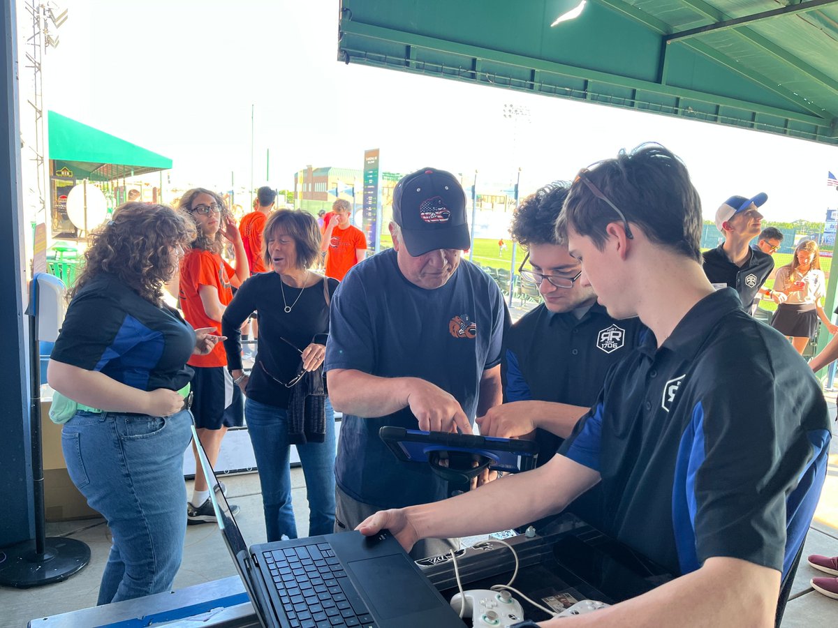 Frc1706's tweet photo. Thank you to the @GatewayGrizzlie for inviting us to share our robot Mirage with all your fans tonight! We met some great people, played some games and cheered on the home team!

@EaglesLibertyAD @HoltADOffice @NP_Grizzly_AD @THSActivities @WSDInfo 
#WeAreWentzville #FIRSTinMissouri
#REBUILT #MoreThanRobots
#OMGRobots #FIRSTInspire