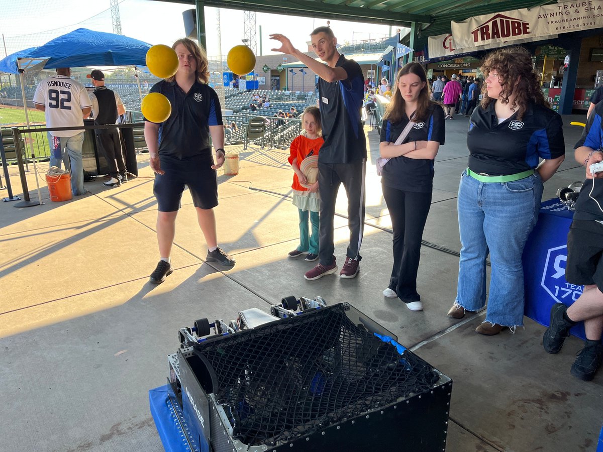 Frc1706's tweet photo. Thank you to the @GatewayGrizzlie for inviting us to share our robot Mirage with all your fans tonight! We met some great people, played some games and cheered on the home team!

@EaglesLibertyAD @HoltADOffice @NP_Grizzly_AD @THSActivities @WSDInfo 
#WeAreWentzville #FIRSTinMissouri
#REBUILT #MoreThanRobots
#OMGRobots #FIRSTInspire