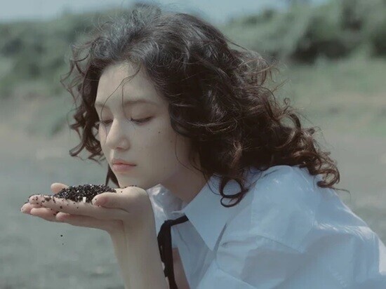 juantokki's tweet photo. Sharp Clash Over Alleged Trial Delay… ADOR vs. Danielle’s 43 Billion KRW Damages Lawsuit Stumbles From the Start
https://t.co/BlEph44XHY
Reporter Kim Tae-won

- After ADOR’s entire legal team resigned, its request to postpone the hearing was denied… Failure to submit an evidentiary plan and whether Danielle should receive a separate trial become key issues

[Ilgan Sports] The first hearing has been held in the 43 billion KRW damages lawsuit involving HYBE subsidiary label ADOR, former Danielle of NewJeans, and former ADOR CEO Min Hee-jin (currently CEO of OOAK Records). Earlier, ADOR replaced its entire legal representative team and requested a change of hearing date, but the court rejected the request and proceeded as scheduled. However, criticism has emerged that ADOR, despite filing the lawsuit on December 29, 2025, had failed to properly prepare materials necessary for the proceedings over the past four months, reigniting controversy over alleged “intentional trial delays.”

On the afternoon of May 14, the Seoul Central District Court’s Civil Agreement Division 31 held the first hearing in the damages suit filed by ADOR against Danielle, Danielle’s mother, and former CEO Min. Only the legal representatives for both sides attended the hearing.

At the hearing, Danielle’s side strongly criticized ADOR’s handling of the lawsuit. Danielle’s attorney stated, “Four months after this lawsuit began, the plaintiff’s entire legal team resigned and a new team was appointed,” adding, “From the very beginning, the plaintiff targeted only Danielle among the NewJeans members. It is unfair to use a massive lawsuit as a retaliatory warning implying that other members could face similar legal action if they do not cooperate with the plaintiff’s demands.”

The five attorneys from Kim & Chang, who had represented ADOR since the filing of the lawsuit, all resigned on April 24 — roughly three weeks before the hearing date. During that process, attorneys for Danielle and former CEO Min submitted an opinion letter arguing that ADOR might request a postponement due to the gap in legal representation, and urged the court to proceed as scheduled.

Indeed, on the evening of May 8, ADOR appointed four attorneys from law firm Leehan as new counsel and simultaneously submitted a motion to change the hearing date. However, the court denied the request, and the first hearing proceeded as planned.

Danielle’s side also pointed out that during the previous preparatory hearing, ADOR had stated it would submit its evidentiary plan by April 30, yet had failed to submit any materials to date. Danielle’s attorney argued, “This conduct is an attempt to delay the trial and should never be tolerated,” adding, “The plaintiff’s failure to submit an evidentiary plan up to this point should effectively be regarded as abandoning its burden of proof, and the lawsuit should be dismissed. Strong sanctions are necessary against the plaintiff’s litigation conduct.”

Danielle’s side further argued that since ADOR had already presented the reasons and evidence when notifying Danielle of contract termination, there was no need for prolonged additional proceedings. Danielle’s attorney stated, “According to the plaintiff’s own claims, they already collected all evidence necessary to terminate the contract. The court simply needs to evaluate that evidence. There is no reason to drag out the trial by revisiting the same issues again, so Danielle’s portion could be concluded quickly,” and requested that Danielle’s case be separated and heard independently from the other two defendants.

In response, ADOR’s attorneys acknowledged that they had failed to submit the evidentiary plan, but denied any intention to delay the proceedings. ADOR stated, “There were practical circumstances behind the delay in submitting the evidentiary plan,” adding, “We are organizing revisions to materials prepared by the former legal team, and we plan to submit all evidence supporting the plaintiff’s claims at once, including evidence that has not yet been submitted.”

ADOR also denied allegations raised by Danielle’s side regarding “interference with Danielle’s entertainment activities,” which had been cited in support of a speedy trial request. ADOR responded, “That never happened,” adding, “From the plaintiff’s standpoint, filing a contract termination lawsuit while simultaneously blocking other activities would be contradictory. Even while litigation is ongoing, entertainment activities are not restricted, and it is difficult to say her actual activities have been affected.”

During the hearing, the court also noted the need to distinguish the liability structure for each defendant. The court pointed out that Danielle’s responsibility concerns the exclusive contract and its termination with ADOR, while Danielle’s mother and former CEO Min should separately be evaluated regarding alleged unlawful acts that led to the contract termination. Although the court did not immediately decide whether to grant Danielle’s request for separate proceedings, the possibility was raised that issues concerning each defendant could be treated differently going forward.

The court instructed ADOR to organize and submit its position on these matters in its next written brief. At the same time, the court once again requested the submission of comparable cases and precedents related to one of the lawsuit’s core issues: “tampering” (pre-contract expiration contact).

As in the previous preparatory hearing, the court stated there was a need to clearly define the legal meaning of the term “tampering.” The court explained that in order to establish civil liability for damages, there must be a clear causal relationship showing what specific acts occurred and how much damage resulted from them, requiring supporting case examples and legal analysis.

Meanwhile, the next hearing has been scheduled for June 11 at 2 PM. The court plans to continue proceedings based on witnesses requested by ADOR and additional evidence submissions.