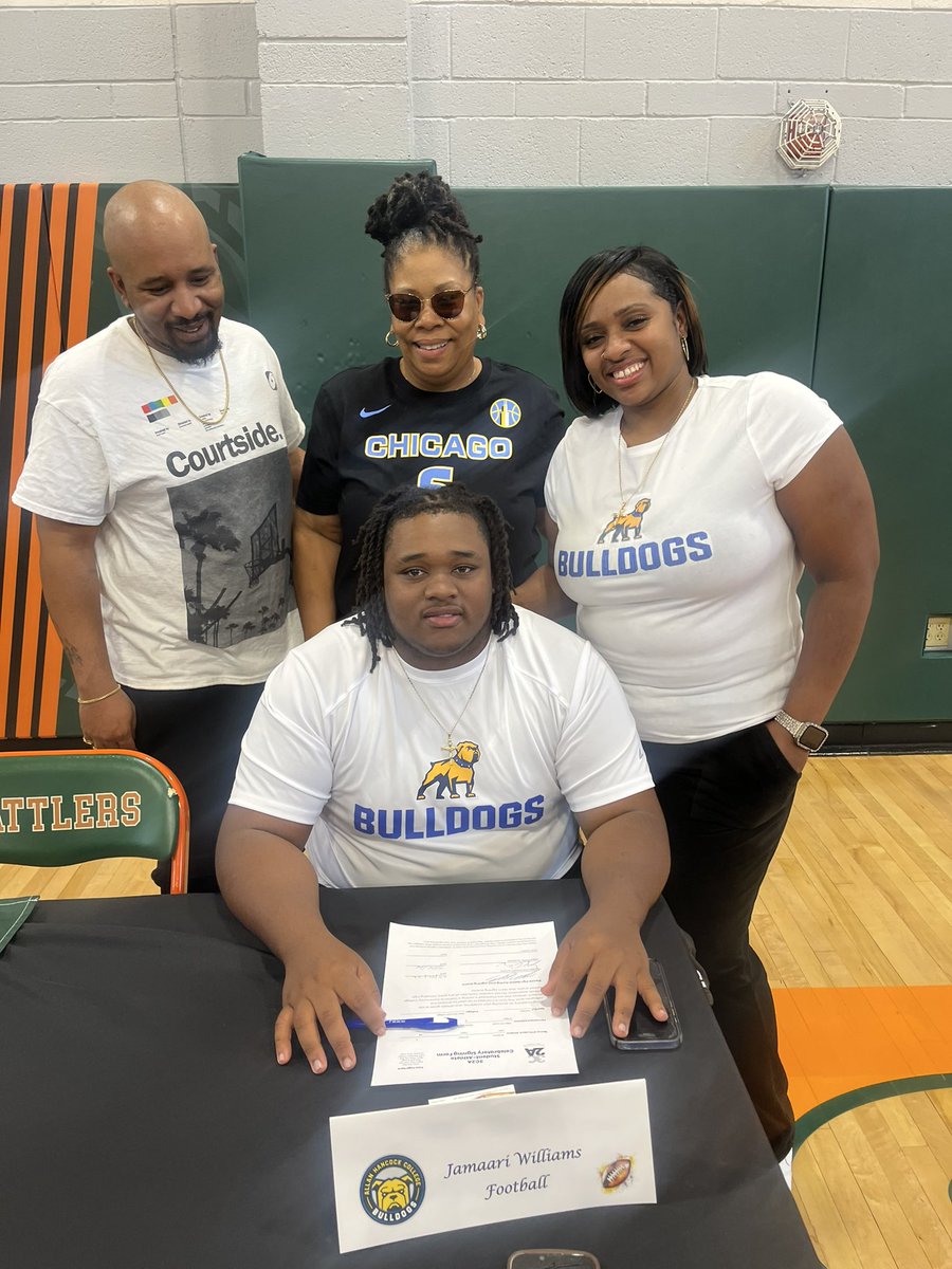 JamaariWilliams's tweet photo. Proud to say I have officially signed to Allan Hancock college GO BULLDOGS!!! @AHancockFball https://t.co/VOMXnAIAtQ
