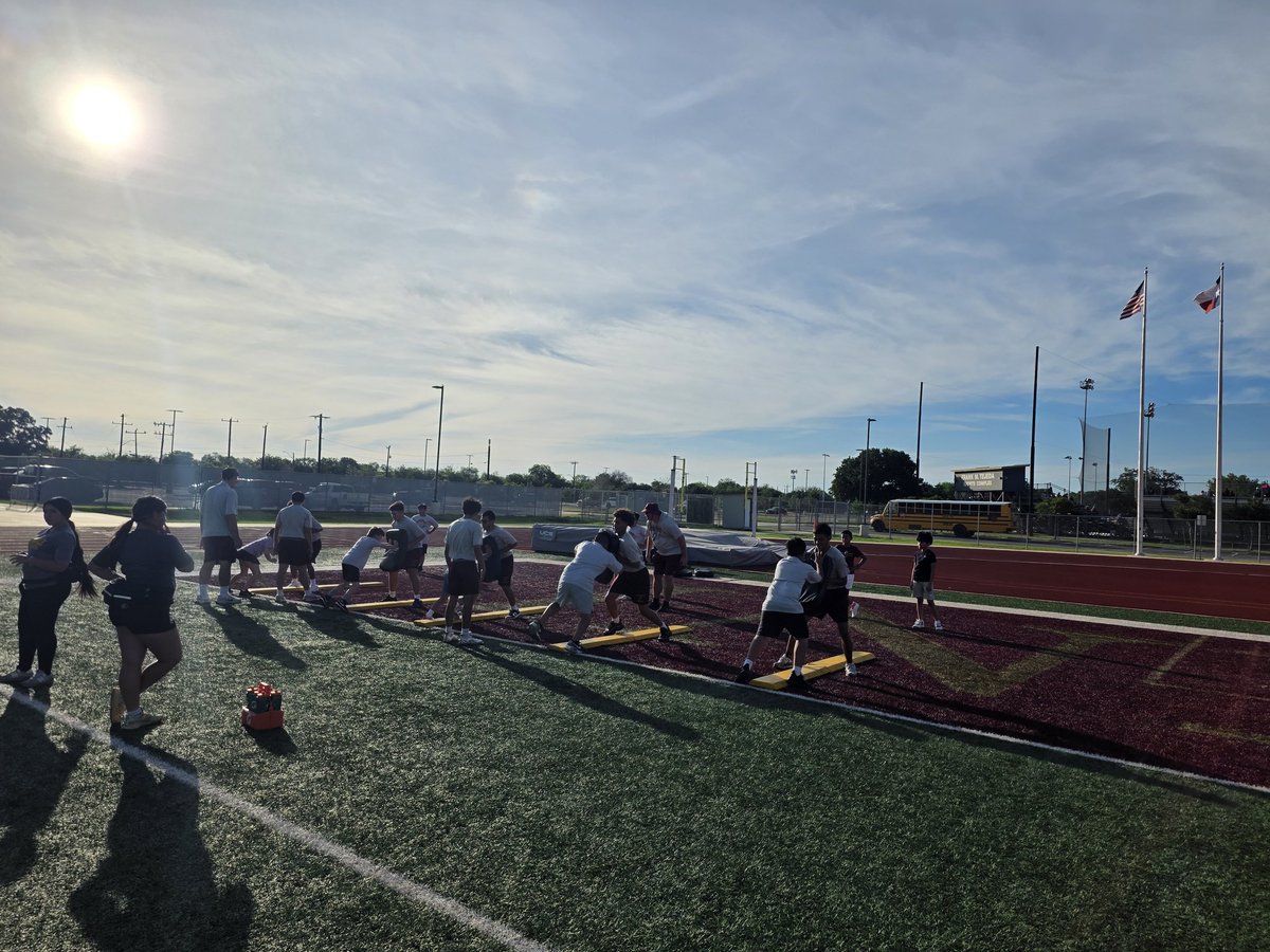 CoachJLozano's tweet photo. Little Indians Football Camp 2026! Start 'em young, and continue the great tradition and pride of the southside! #EDC #LINSA https://t.co/GvXFcLHWl3