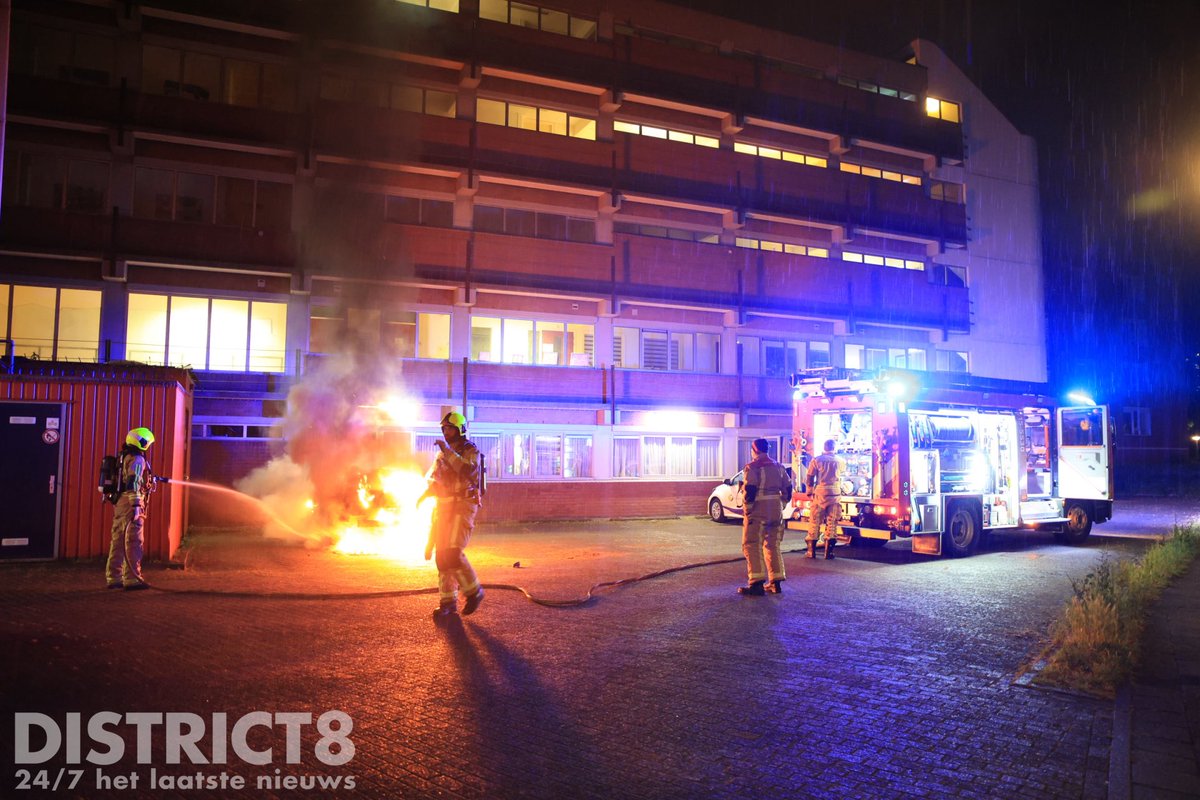 Geparkeerde auto zwaar beschadigd door brand in Delft