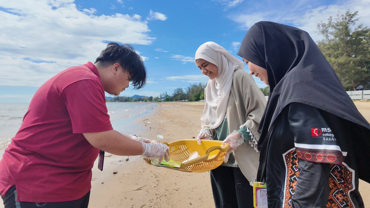 MSUCSabah's tweet photo. Creativity with purpose ✨ Graphic Multimedia students taking part in community service, sponsored by Aru by the Sea with awareness talk by Tg Aru Eco Development.

#msucollegesabah #msumalaysia #arubythesea #tgaruecodevelopment #sdg14 https://t.co/VoY6IpmRt2