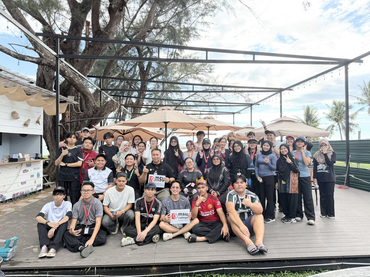 MSUCSabah's tweet photo. Creativity with purpose ✨ Graphic Multimedia students taking part in community service, sponsored by Aru by the Sea with awareness talk by Tg Aru Eco Development.

#msucollegesabah #msumalaysia #arubythesea #tgaruecodevelopment #sdg14 https://t.co/VoY6IpmRt2
