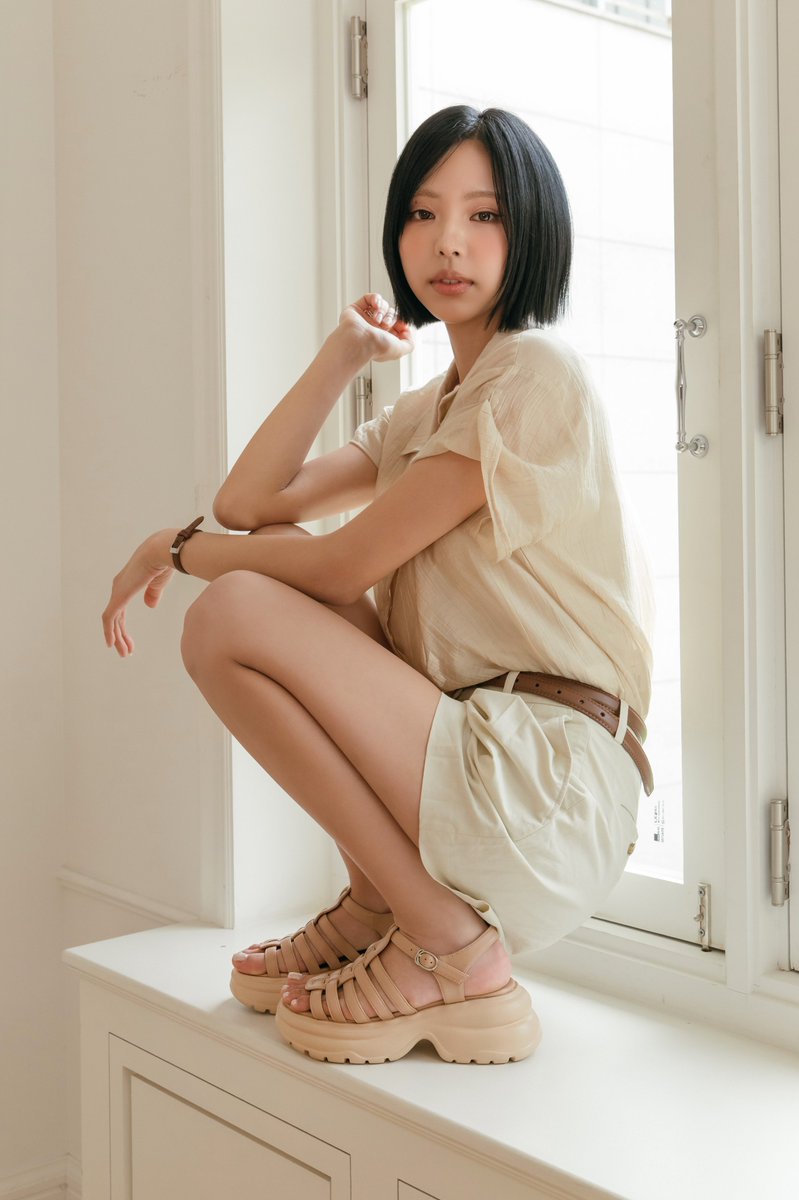 MACMOC_JP's tweet photo. 【MUSE 👡 with KIM GOEUN】

「おしゃれも、歩きやすさも諦めたくない！」 
そんな欲張りなあなたへの正解は MUSE(ミューズ) 🤍

カジュアルなムードの中に漂う、洗練されたデザイン。 どんなデイリーコーデも今っぽく仕上げてくれる夏の新色です✨

一度履いたら手放せない心地よさを、ぜひ体験して！

#MACMOC #キムゴウン #夏コーデ #サンダル #楽ちんコーデ #Kimgoeun
