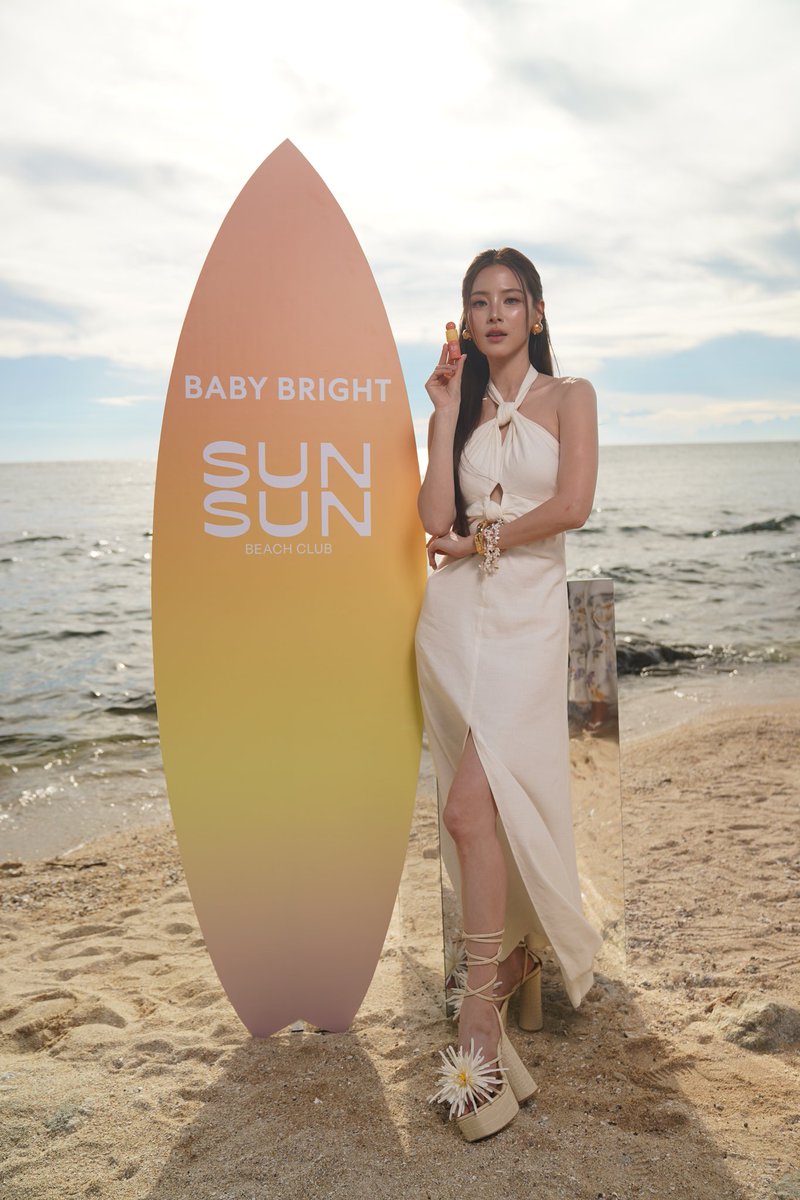 ANiceEnt's tweet photo. "ใบเฟิร์น พิมพ์ชนก" สาดออร่าท้าแดดริมหาด เปิดตัว Baby Bright SunSun Club
นิยามความงามบทใหม่ สวยมั่นใจแบบ Naturally Bright
#Baifernbah #ใบเฟิร์นพิมพ์ชนก
#BabyBright #SunSunClub
#BABYBRIGHTSunSunClub
#NaturallyBright
#CleanBeauty
BABY BRIGHT แบรนด์บิวตี้ขวัญใจคนรุ่นใหม่ ตอกย้ำความเป็นผู้นำบิวตี้เทรนด์ จัดงาน “Baby Bright SUN SUN BEACH CLUB” เนรมิตคาเฟ่สุดฮิปริมทะเล Cafe Casa Tropika ให้กลายเป็นสเปซแห่งความบิวตี้ พร้อมเปิดตัวผลิตภัณฑ์ไฮไลท์ Baby Bright SUNSUN Matte Lip SPF50+ PA++++ ลิปแมทท์กันแดดนวัตกรรมใหม่ที่ปกป้องพร้อมบำรุง โดยมี “ใบเฟิร์น พิมพ์ชนก ลือวิเศษไพบูลย์” ร่วมอวดริมฝีปากสวยสะกดตาในบรรยากาศพระอาทิตย์ตกดิน
🔗https://t.co/IRiK1XShHv