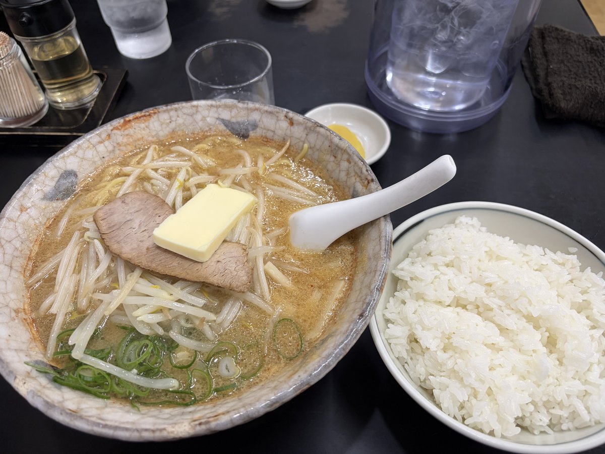 shuherain__0904's tweet photo. 今��の昼飯はRxYxOさん行きつけの八龍🍜
ここの味噌ラーメンはスープまで飲み干したくなる程美味すぎ。 https://t.co/AfkrZn2Sry