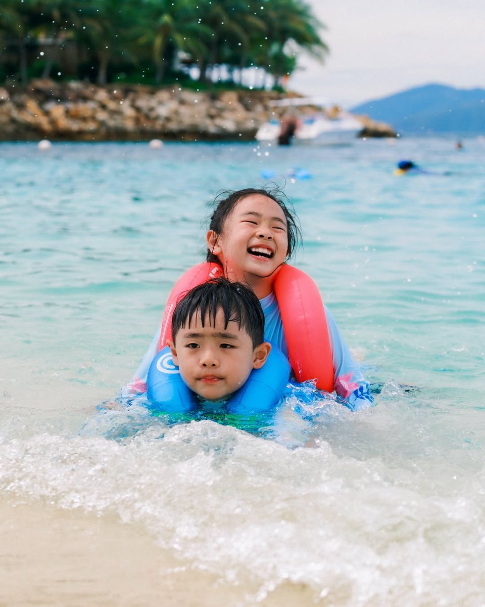 AMIANARESORT's tweet photo. 𝗘𝗻𝗱𝗹𝗲𝘀𝘀 𝗦𝘂𝗺𝗺𝗲𝗿 𝗙𝘂𝗻 🌞🌞

Playing freely in the refreshing turquoise waters of Lagoon Beach, with tiny footprints dancing across the sand and cheerful laughter filling the sunny air — every summer moment becomes a joyful memory for the little ones.

📸: ja_foto_jh https://t.co/hYkG2I6igZ