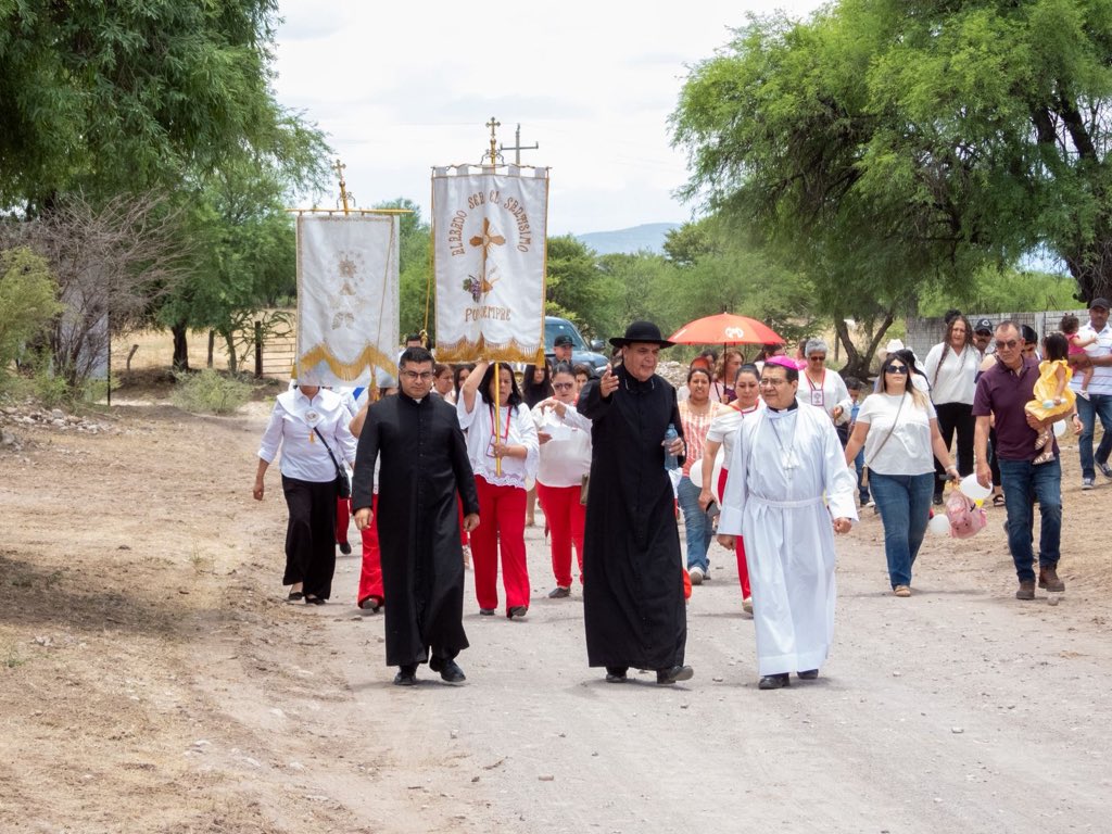 eqmisionero's tweet photo. Visita Pastoral en Santiago Papasquiaro, Durango, un experiencia de comunión y misión. Una oportunidad para vivir la cercanía con las comunidades, y recorrer las calles de la periferia en el Visiteo Misionero a las familias, personas solas y ancianos. https://t.co/E3Q206T8Zn