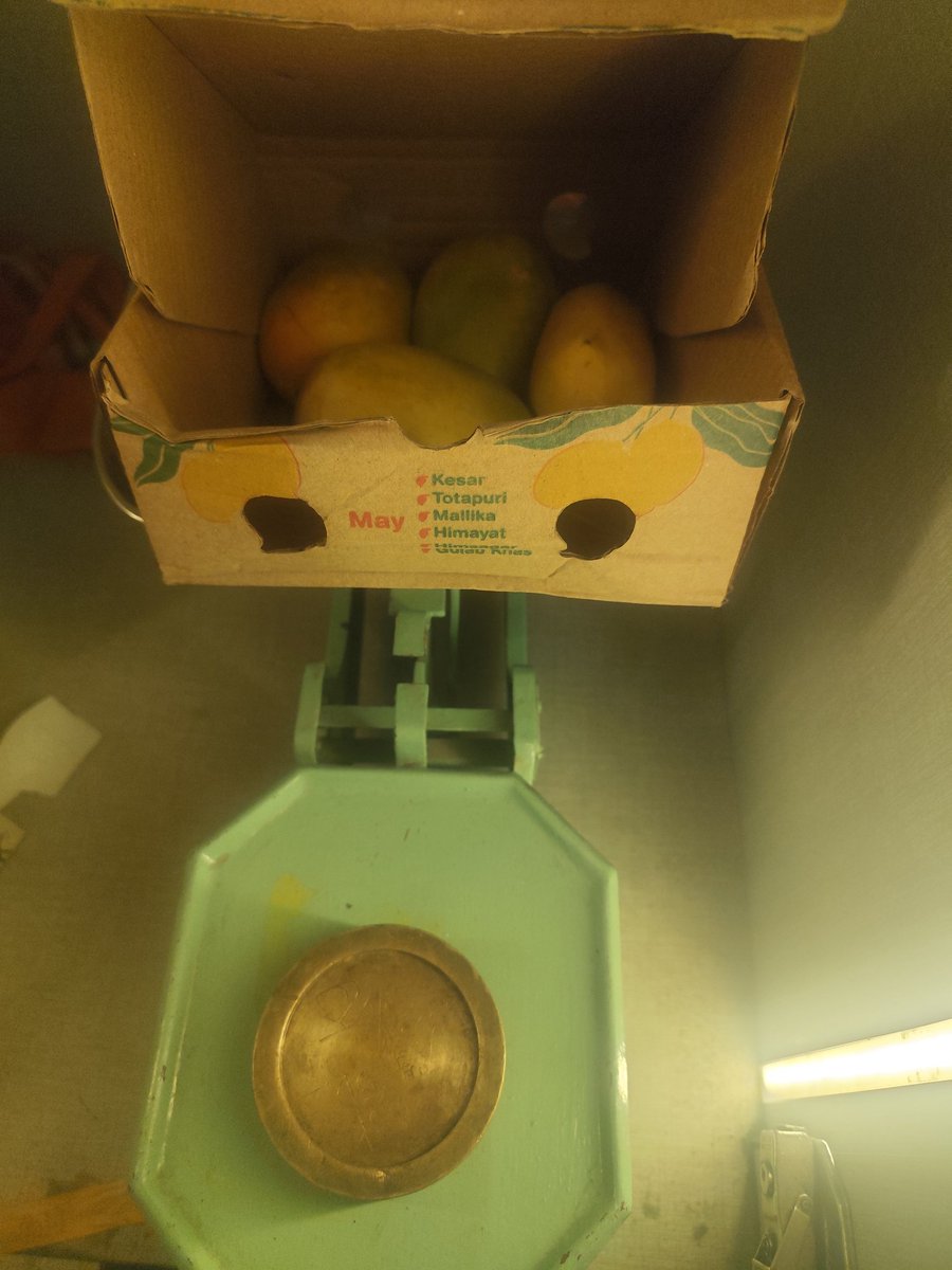 Nidhish_Chandra's tweet photo. @bigbasket_com In name of True Weight Policy, delivered less than the order but charged high by increasing weight. Is it your s/w or weight m/c that has this glitch? I had doubt so did weigh the item today. Pls refer pics. I am afraid that many users have been charged extra! https://t.co/k0P03xYl8o