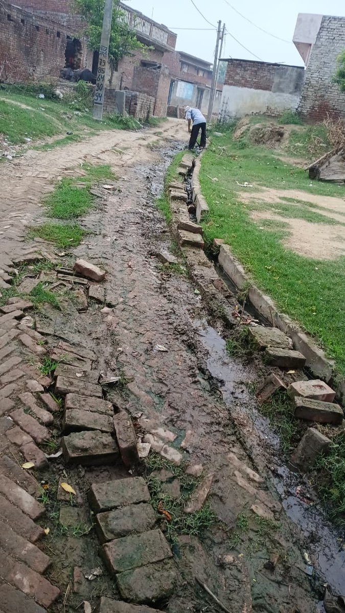 Bkukranti0's tweet photo. हरदोई के सरदार नगर में 15 लाख की नाली भ्रष्टाचार की भेंट चढ़ गई।
घटिया निर्माण के चलते नाली टूट चुकी है और खड़ंजे पर गंदा पानी बह रहा है।
बदबू और गंदगी से बीमारी फैलने का खतरा बढ़ रहा है, लेकिन प्रशासन मौन है।
मामले की निष्पक्ष जांच कर दोषियों पर सख्त कार्रवाई होनी चाहिए। @dmhardoi @senior83598 @HardoiVoice @HardoiNyk @hardoi @dco_hardoi @dco_hardoi @hardoipolice @CdoHardoi  @informationhdi @hardoitaknews @WWj92e2AGwOyZ9A  @upprpb @UPGovt @dgpup @Uppolice   
@uppanchayatiraj   @myogioffice 
@CMOfficeUP