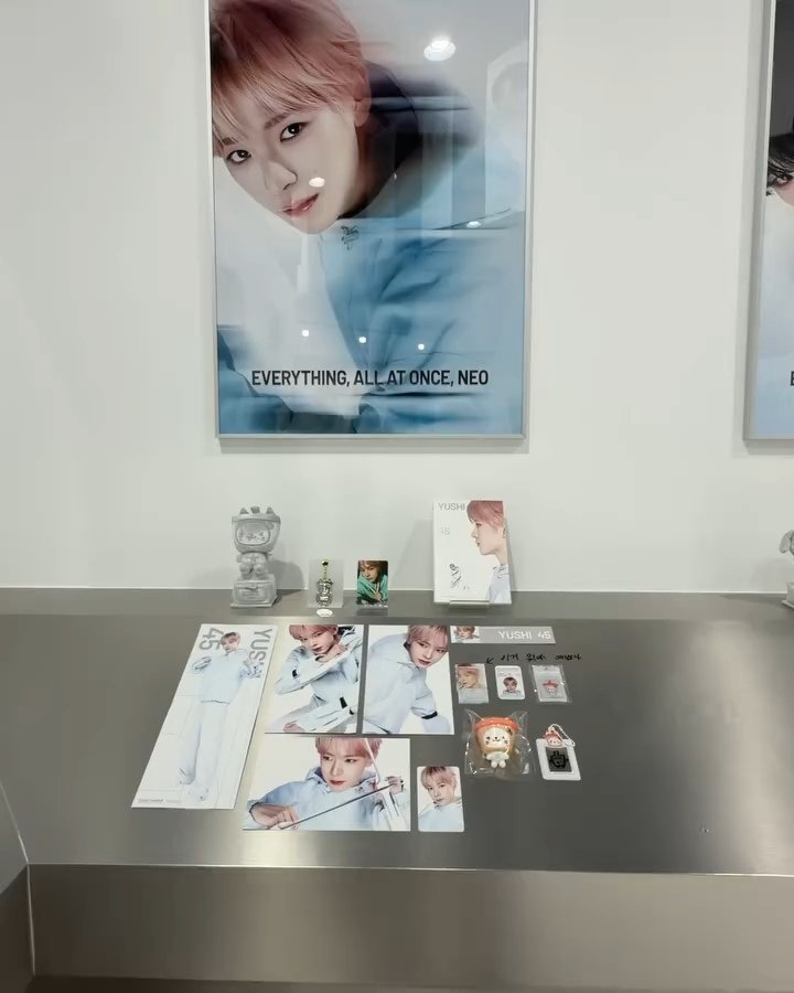 meow_yushi's tweet photo. 네오 그라운드 팝업 유우시 존인가봐😁 
이거 뭐야 예쁘다ㅋㅋㅋㅋㅋㅋㅋㅋㅋ홀더 안에 버블냥도 야무지게 그렸네🤍🤍 https://t.co/v2U25oLOhG
