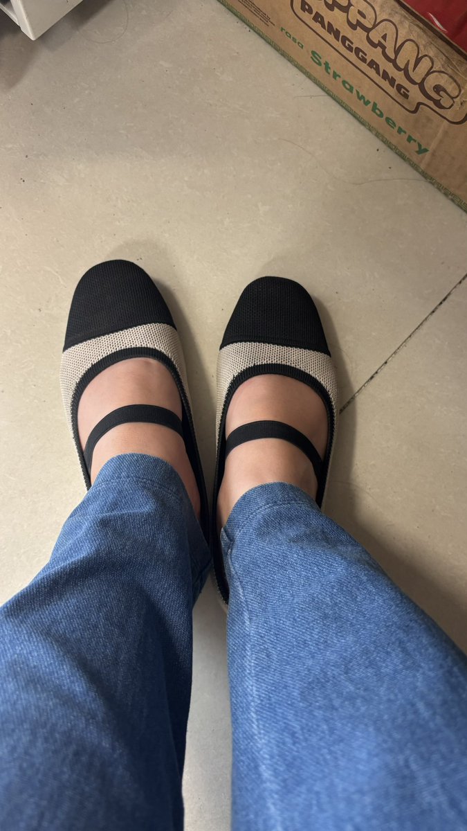 Breakthrou7's tweet photo. Untung pake flatshoes Winod 😭
Ada jarum mirip peniti nusuk dari bawah, kirain udah tembus kaki… ternyata cuma nyangkut di sol sepatu. Terselamatkan banget hari ini, maaf agak kotor blm dicuci dipakai hampir tiap hari 😅 #flatshoes #sepatuwanita #zonauangㅤ https://t.co/jOrFc1SD9b