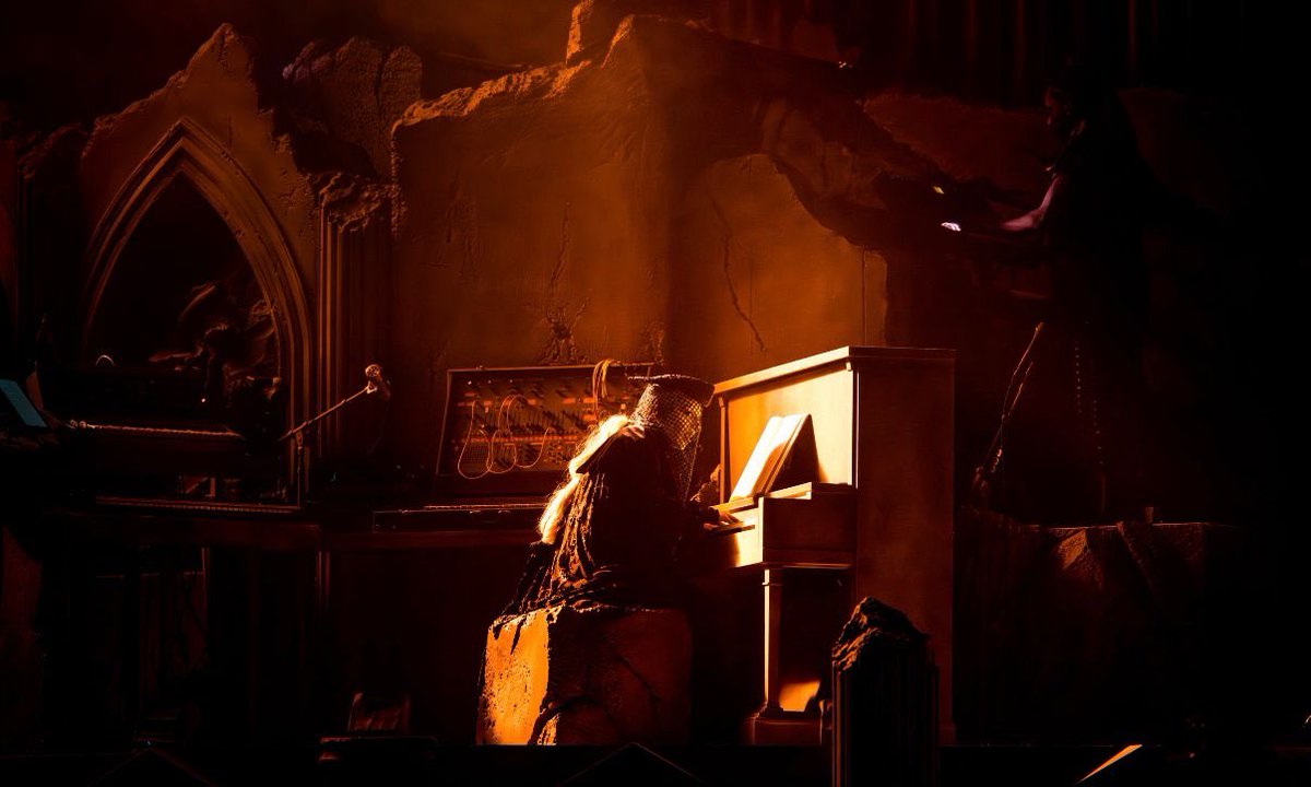 OHHMYGAGAcom's tweet photo. Lady Gaga es la única capaz de volver más oscuro su álbum más oscuro y hacer un funeral para celebrar su muerte.
Esto está siendo increíble. #MAYHEMrequiem https://t.co/oa9tGBt4et