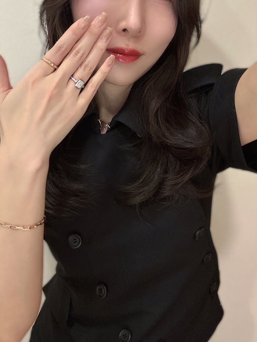 mamia_n's tweet photo. ブラックレザーにシルバー金具のバッグが好きな私は、リズレと手持ちのバッグが合わせやすいだろうなぁと
半年くらい妄想していた念願のリング♡

直前で、トリニティクッションのダイヤ付きが急浮上して揺らいだけれど、絶対にリズレで正解でした🥹♡

美しい。。。♡
#boucheron
#ブシュロン https://t.co/KZjXtvnfLY