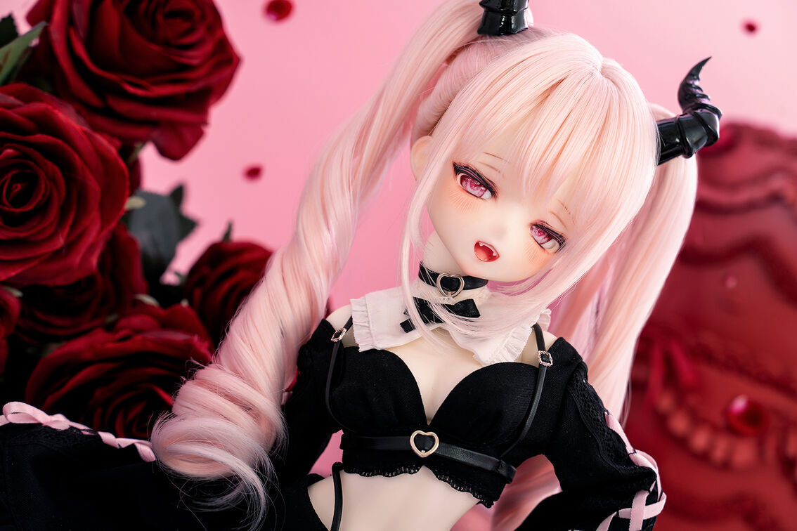 DOLKSTATION's tweet photo. 【DOLK×2d Doll】

いっとうかわいい悪魔の女の子・りりすちゃんはもうご覧になりましたか？

➡https://t.co/HdBwpKEarL

煎蛋姬_Laurant 氏の手掛けるメイク＆アイ、彼女の為の限定ドレス、猫毛の女の子を思わせるツインテなど、こだわりの豪華フルセットでお迎えできます♪

抽選受付は5/17(日)迄。 https://t.co/CFw7X3VSd0
