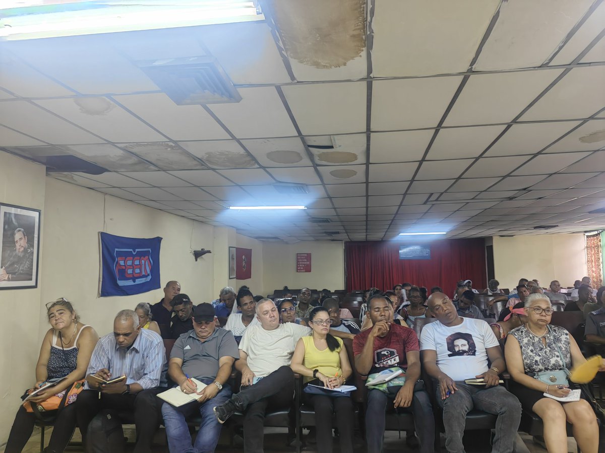 AntonioRdguezR's tweet photo. Participamos, junto a la #VPM Inés Maria Chapman y el Ministro de Educación Superior, en el Consejo de Defensa del municipio #SanMigueldelPadrón, para evaluar cómo entre todos agilizamos la recuperación de los servicios básicos a la población #CubaNoEstáSola #INRHCuba https://t.co/cosTpwSwfg