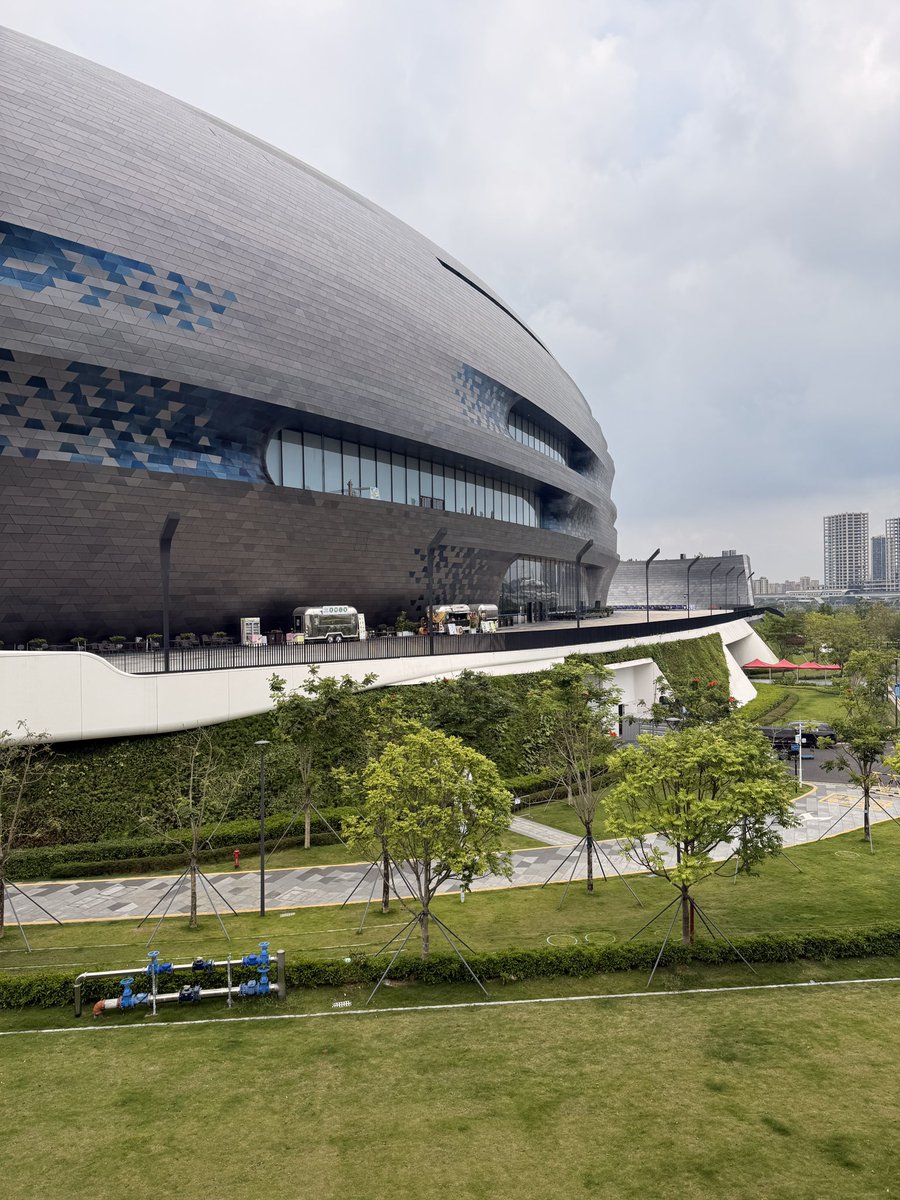 akiramiyoshi's tweet photo. 深圳科学技術館
設計：Zaha Hadid Architects（ZHA）

アルミパネルの割付が美しい。
グレーとブルーそれぞれ4種程度トーン変化。
深圳の光に対して影を鮮明に強調し、
湿度高く淡い空とは見事に呼応する。 https://t.co/r8ZMMqfybJ
