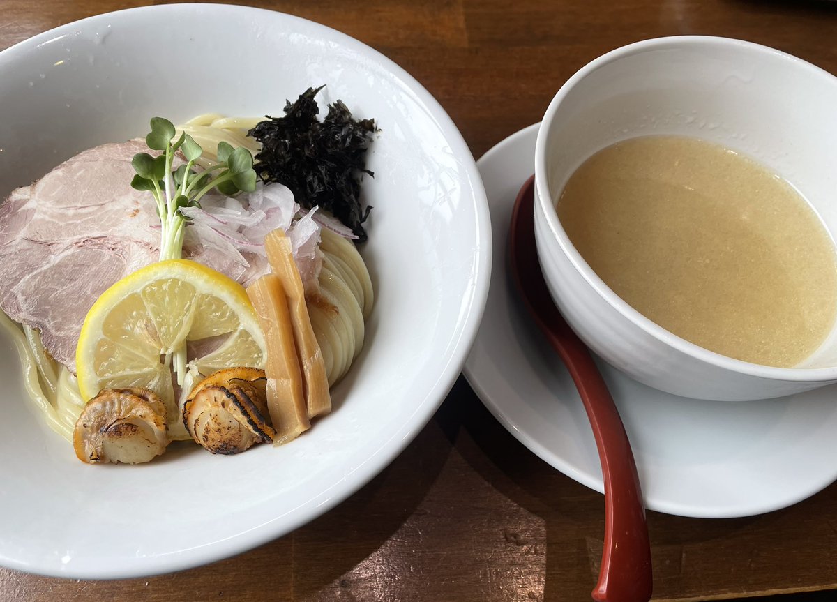 slamdank522's tweet photo. 昼飯は五代目むじゃきさんへ🍜5月限定「ホタテ塩つけ麺」＋「焼き餃子（LINEクーポン）」を　なにより麺が好き⤴️⤴️👍つけ汁も熱々で良いすね〜🫡胃袋の容量不足でドボン出来ず残念🥲ごちそうさまでした🙏🏻 https://t.co/T7fXHGKE0J