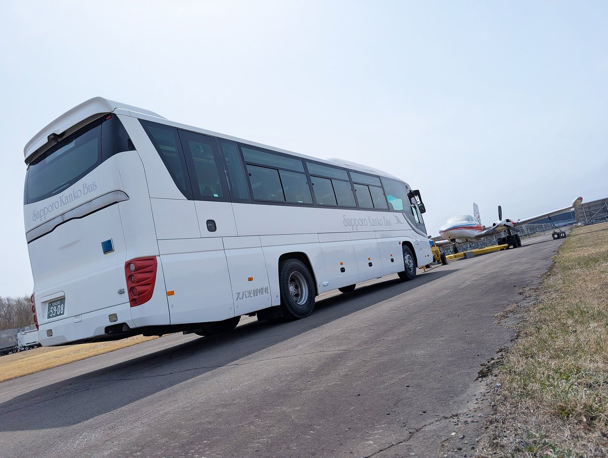 SapporoKankoBus's tweet photo. 大人気企画【大型バス運転体験ツアー】の開催が決定しました🚌販売開始は5月18日(月)14時～当社Webサイトのみで販売です👍

📅開催日 6月27日(土)
📍場所 日本航空大学校北海道様(千歳市)
📢限定 14名様

皆さまお待ちかね!?の教官が登場予定🤩
使用するバスは三菱ふそうを予定しています🚌 https://t.co/6b1U9Q3kBv