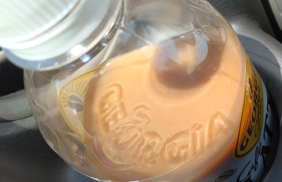 ShadowSwan3's tweet photo. 上手く伝わらない自信しかないけど。#GeorgiaCafeLATTE を少し飲んで減らした所に日差しが当たると、カフェラテの表面にボトルに加工されたGEORGIAの文字がカフェラテの表面に投影される。その質感というか立体感が凄く可愛い。誰か共感してくれ（笑） https://t.co/oCSPOcBjbY