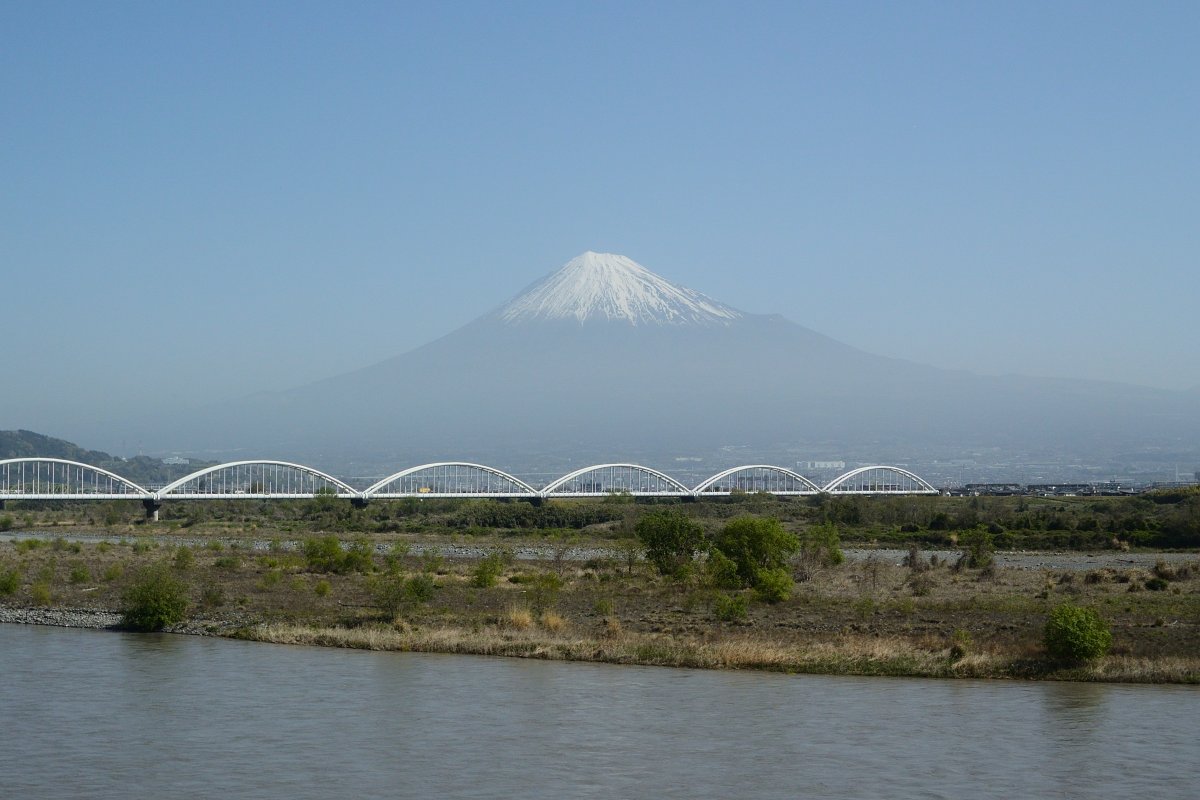 新幹線の中から #富士山 を撮る時。 自分は、富士と周囲の景色も気にし