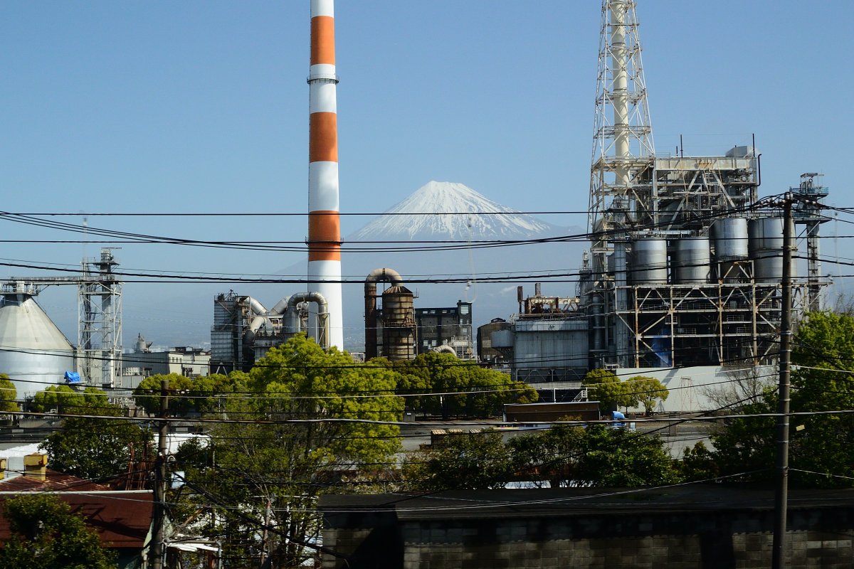 新幹線の中から #富士山 を撮る時。 自分は、富士と周囲の景色も気にし