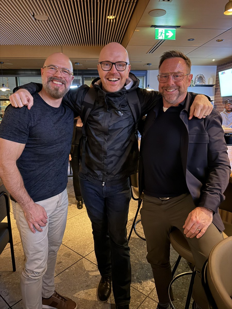 mikeschwarz's tweet photo. So I had my AI pendent on while I gave a talk for EO Toronto on the “Age of Agents”.  Check out the summary and mind map here >>  https://t.co/fneka6lhiP

Big thank you to the EO Toronto board for such a warm welcome into what feels like new family.  ❤️🙏 https://t.co/AYKJY2cXAs