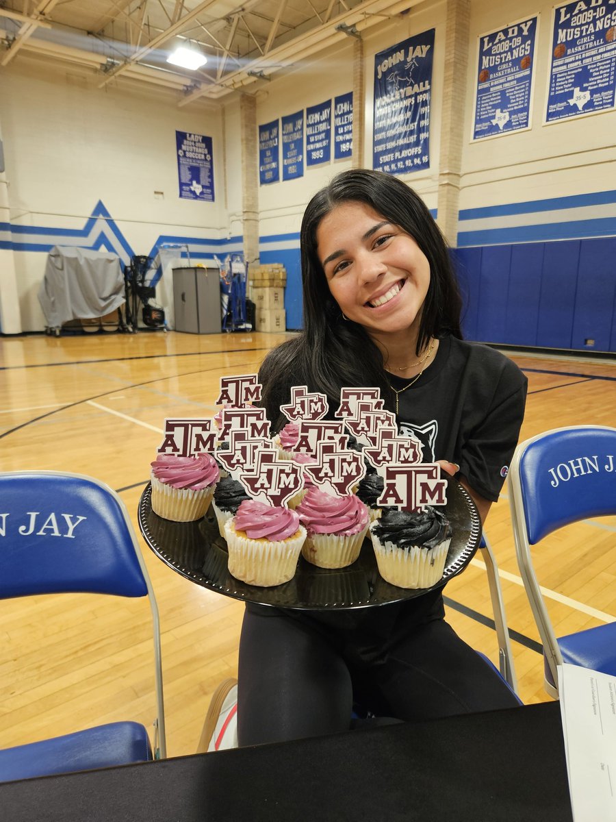 John_JayTrack's tweet photo. Congratulations to Naomi Acevedo de Jesus on signing with Texas A&amp;M University–San Antonio! 🖤🩶🤍 We are proud of all you have accomplished and excited to see you run at the next level! 🏃🏻‍♀️
@NISDJay https://t.co/q9mECLwD68