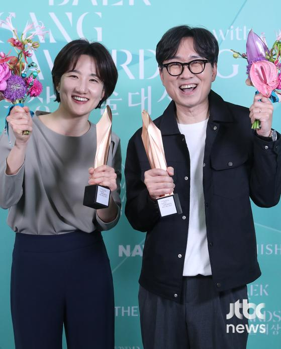 ch_sj2013's tweet photo. The King's Warden terpilih buat Gucci Impact Award di 62nd Baeksang Arts Awards karena dinilai berhasil bawa perubahan positif dan memicu diskusi penting di berbagai lapisan masyarakat, ga cuma di kalangan pencinta film aja. 

Dari sejarah sampai fenomena sosial, semuanya dibahas lagi gara2 film yang dibintangi Park Jihoon dan Yoo Haejin ini.

Meskipun harus bersaing ketat sama The Final Semester yang sempat viral banget di kancah film independen, power dari The King's Warden ternyata sulit buat dikalahin. 

Pengaruhnya yang masif sampai bikin heboh satu negara jadi bukti kalau film ini punya tempat spesial di hati publik.

"If we expand the judging criteria to focus on impactful topicality, then The King's Warden is undoubtedly the most deserving recipient of this year's Gucci Impact Award. After all, more than one-fifth of the nation's entire population has watched the film."